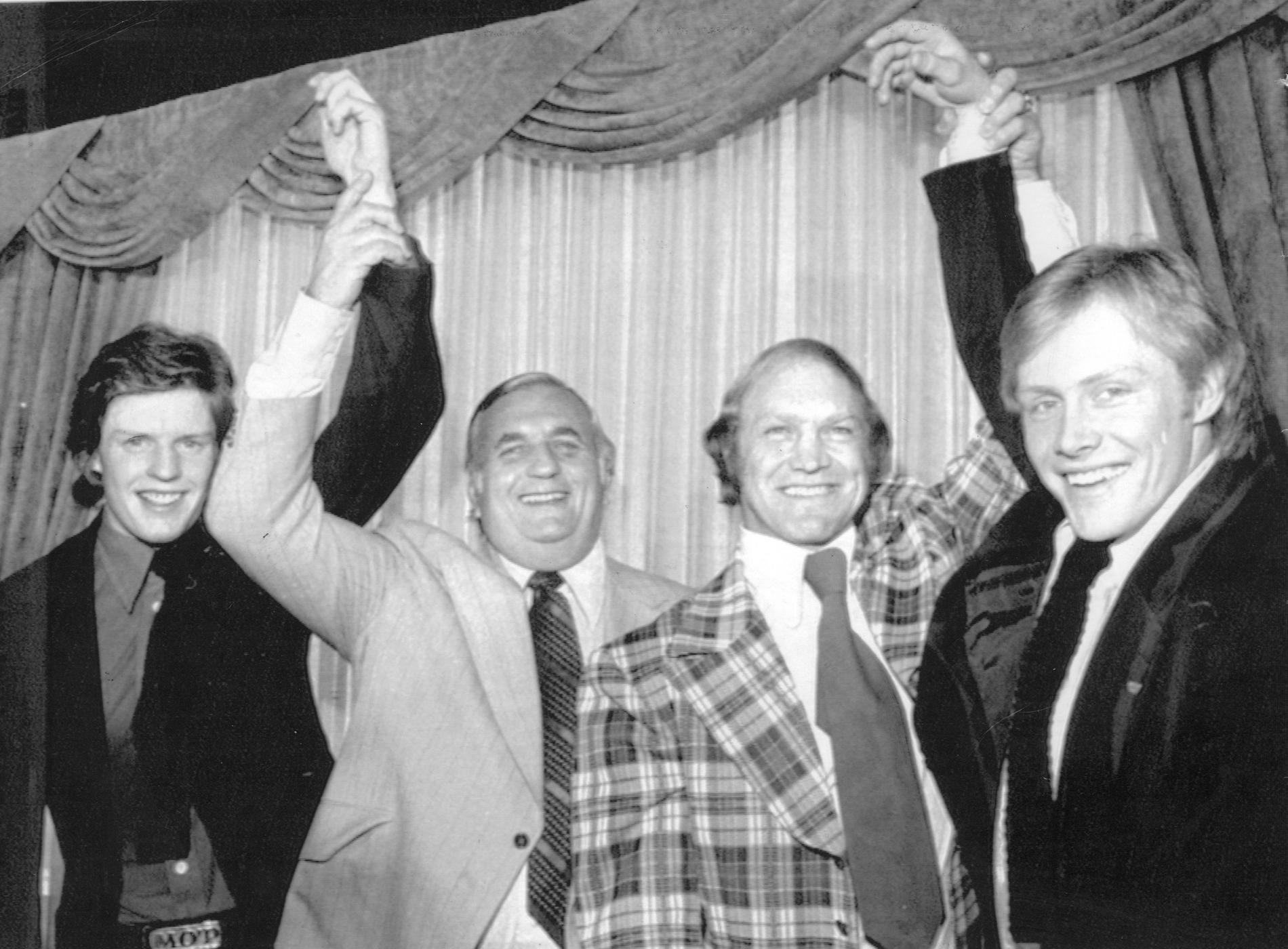 Från vänster: Ulf ”Lill-Pröjsarn” Nilsson, Ben Hatskin (mångmiljonär och en av Winnipegs två ägare), Bobby Hull och Anders Hedberg firar svenskarnas proffskontrakt.
