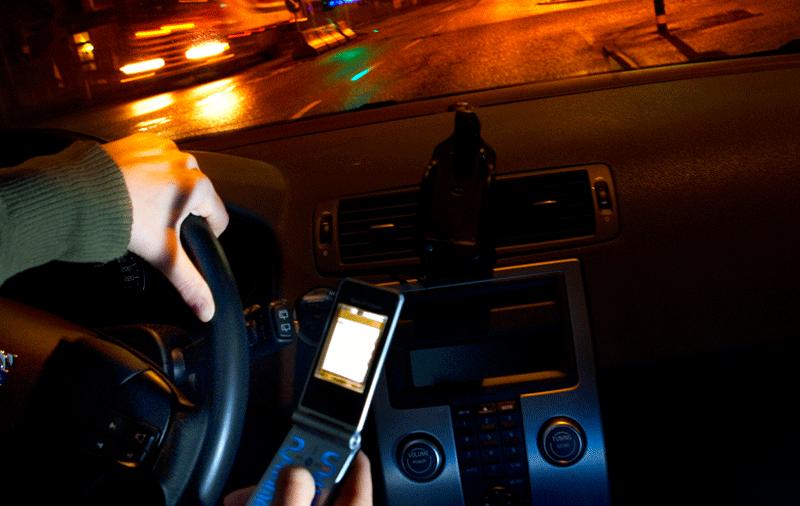 Var tredje bilförare läser eller skickar ibland sms under färd, visar en ny undersökning.