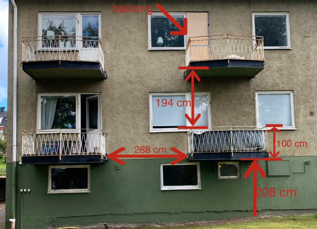 Fyra personer klättrade upp via balkongerna till 22-åringens lägenhet, högst upp till höger i bild.