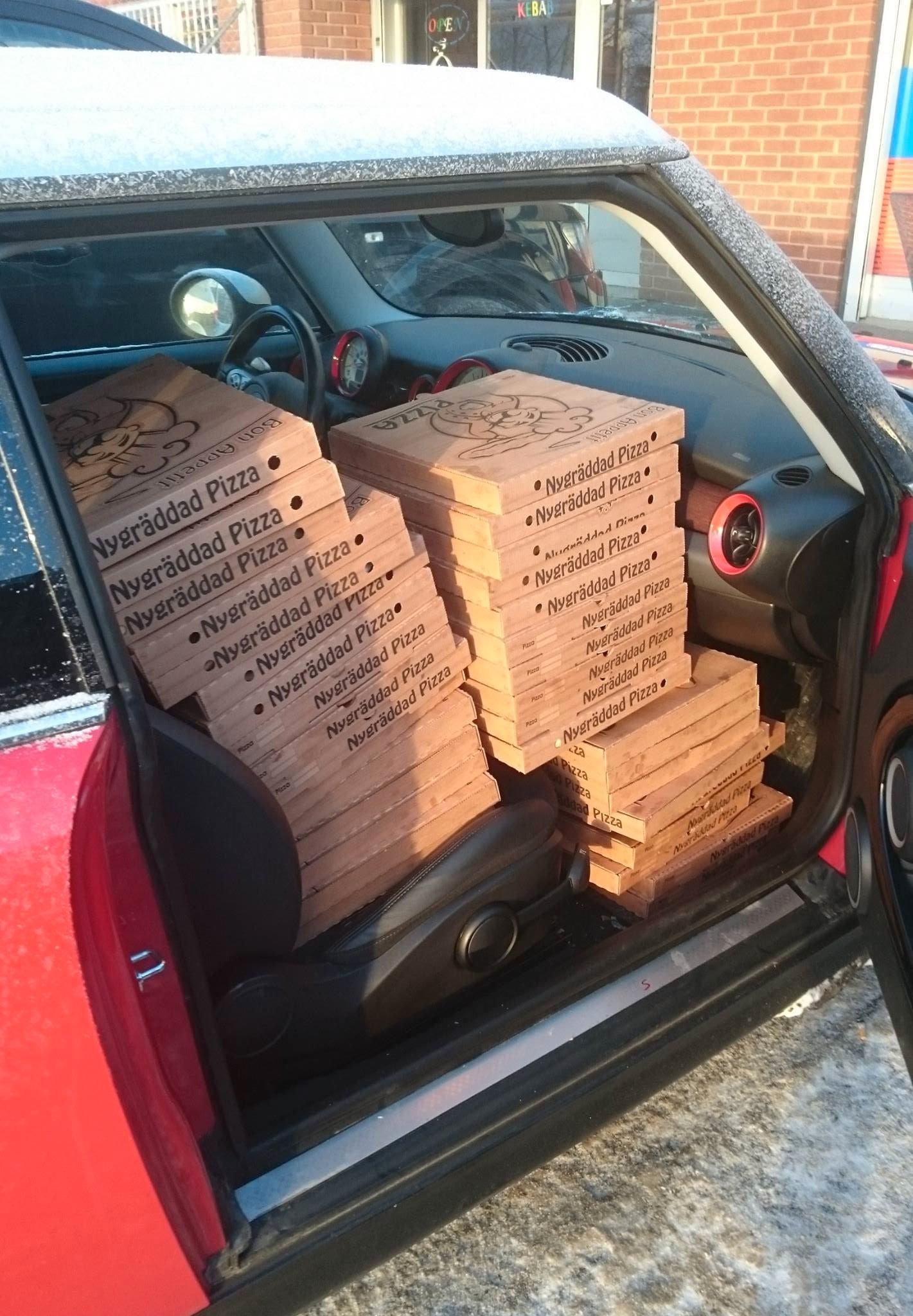 Pizzor på väg i en av personalens bilar.