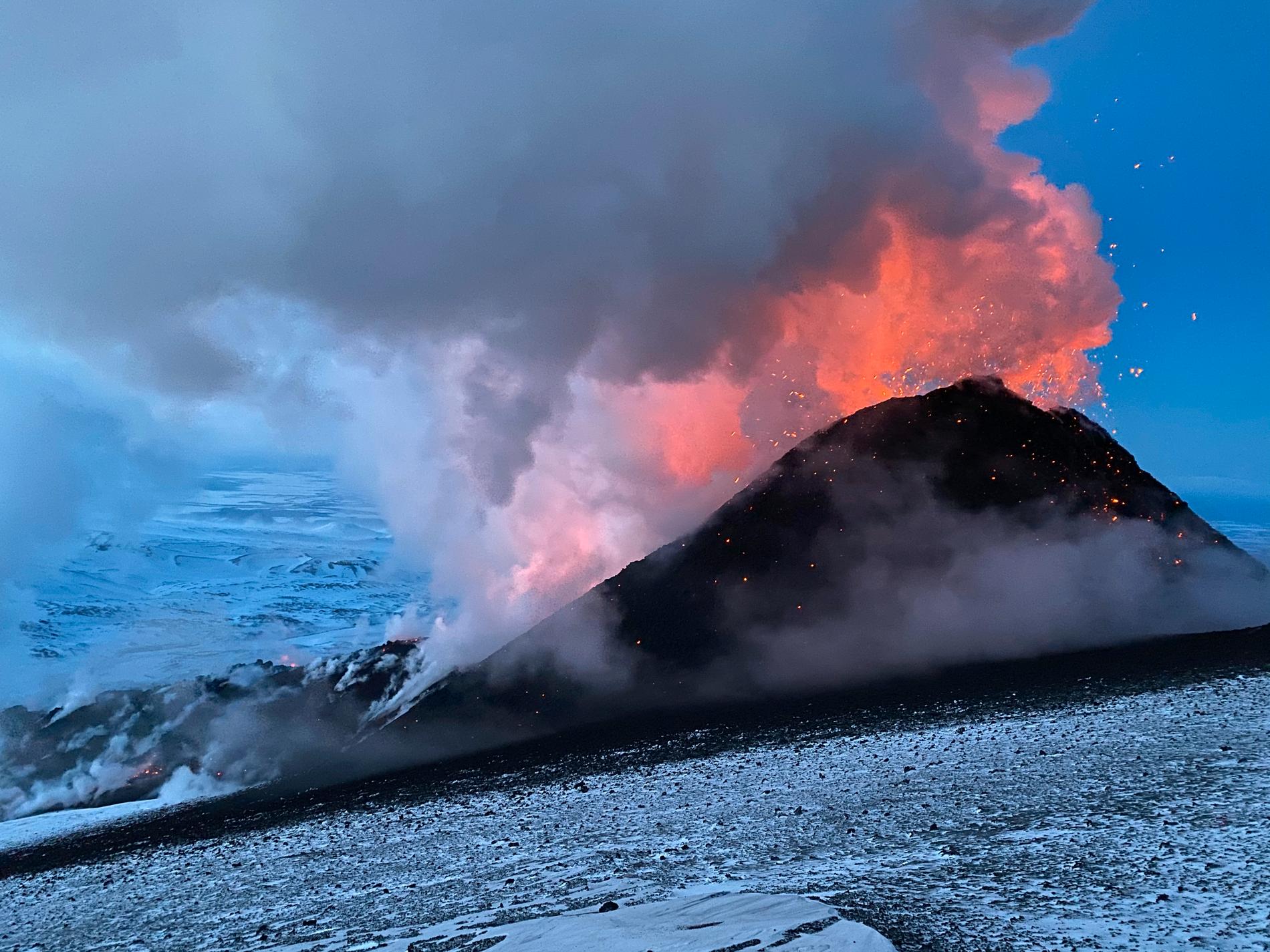 Rök och lågor stiger från vulkanen Kljutjevskaja Sopka under ett tidigare utbrott, i mars 2021.
