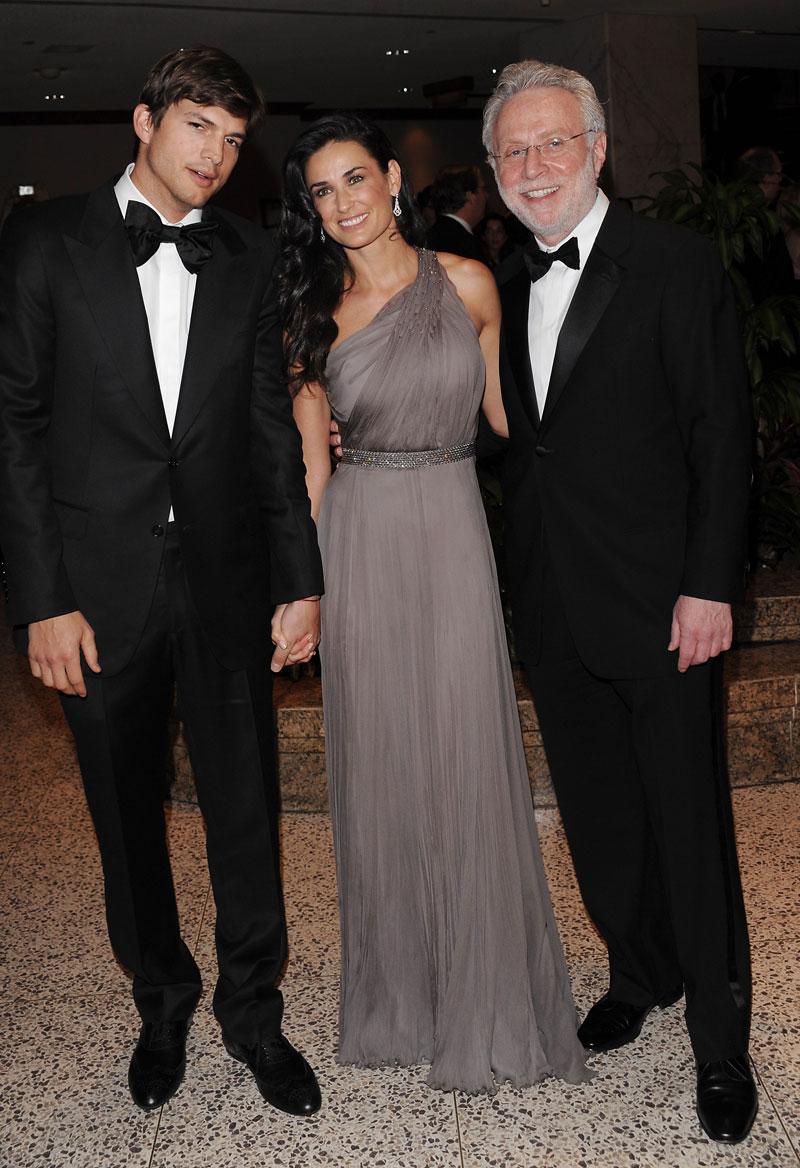 Demi Moore i gudinneklänning på middag i Vita huset. Flankerad av maken Ashton Kutcher och tv-ankaret Wolf Blitzer.
