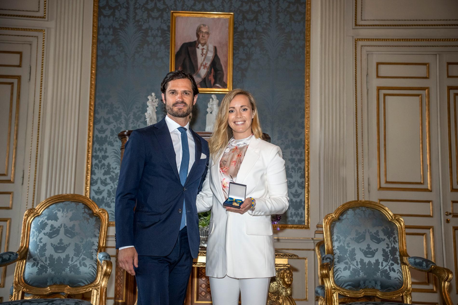 Mikaela Åhlin-Kottulinsky tilldelas Motorprinsens medalj av prins Carl Philip.