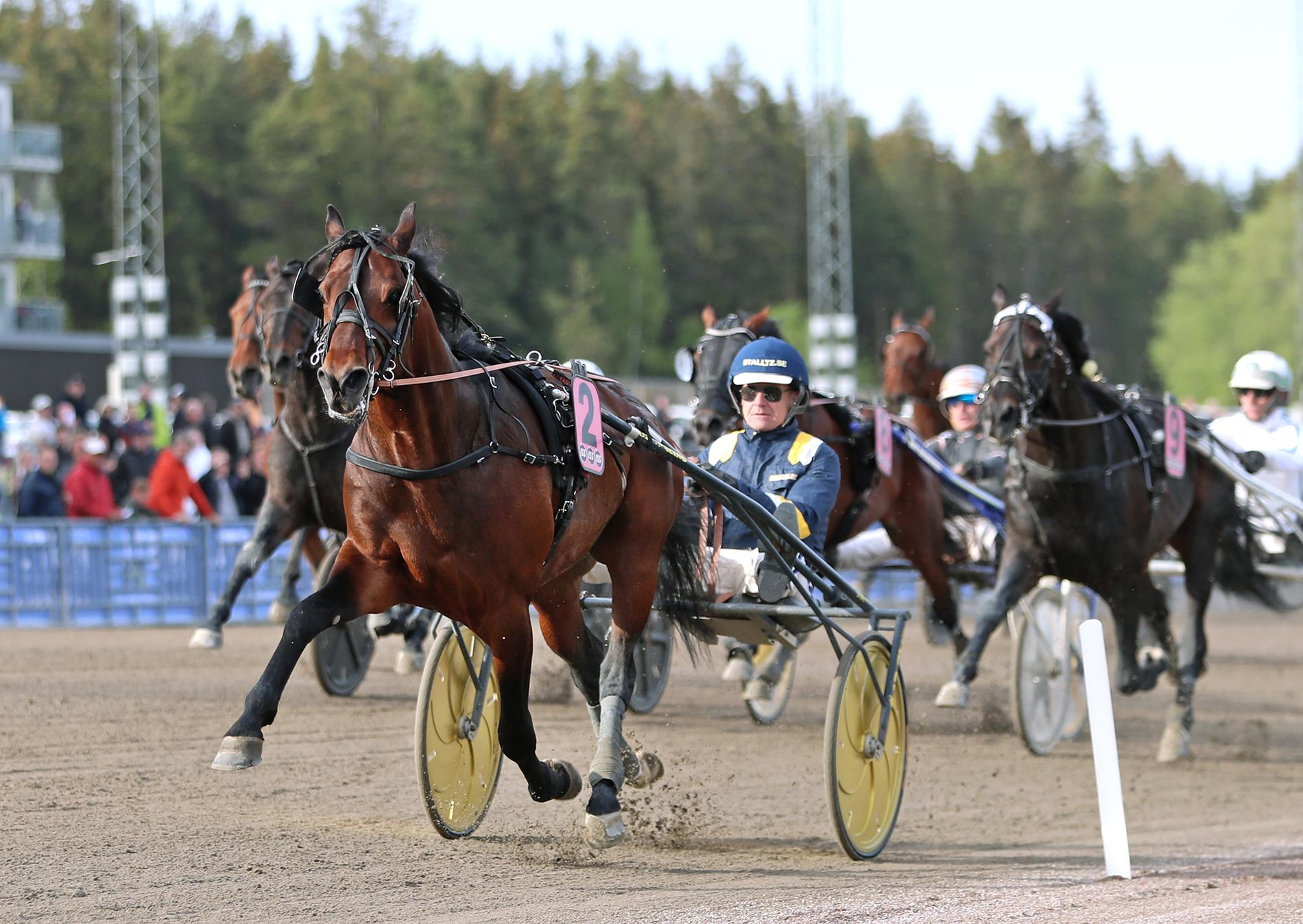 Click Bait och Per Lennartsson först över mållinjen i V75–6.