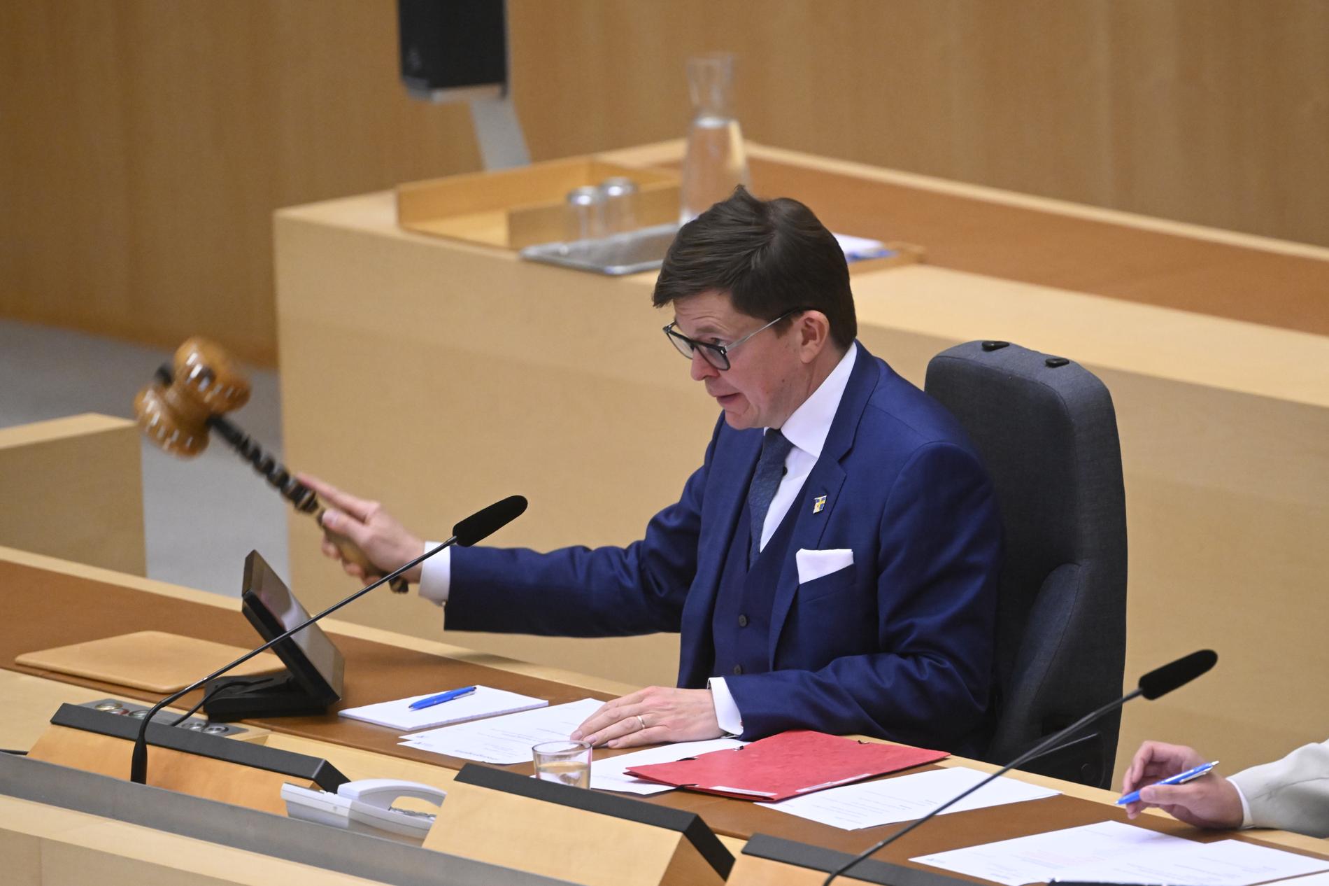 Talman Andreas Norlén vid extrainkallat arbetsplenum i riksdagen för att debattera och rösta om nytt militärt stödpaket till Ukraina.