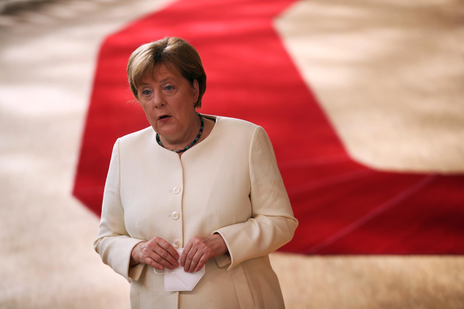 Tysklands förbundskansler Angela Merkel på väg in till toppmötets tredje dag. Hon vågade inte lova att en uppgörelse är möjlig om EU:s långtidsbudget och coronakrisfond.