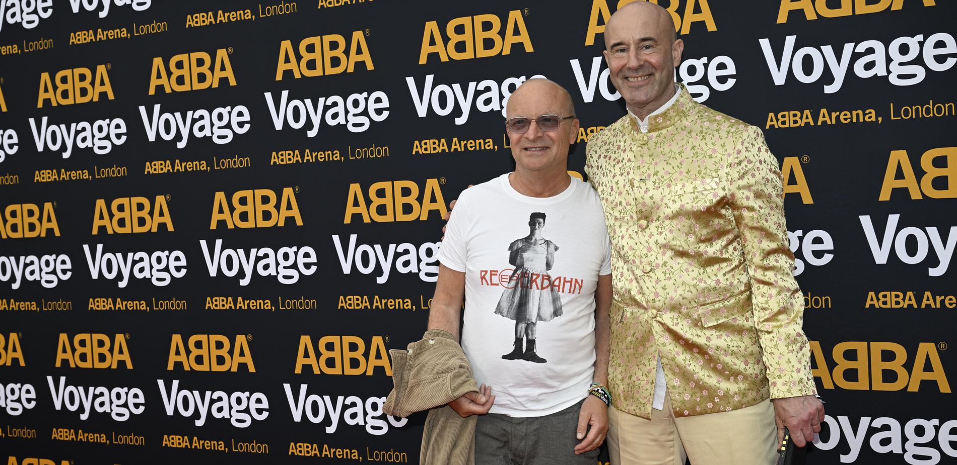 Jonas Gardell och Mark Levengood anländer på röda mattan till ABBA Arena, Queen Elizabeth Olympic Park, på galapremiär av Abba Voyage 2022. 
