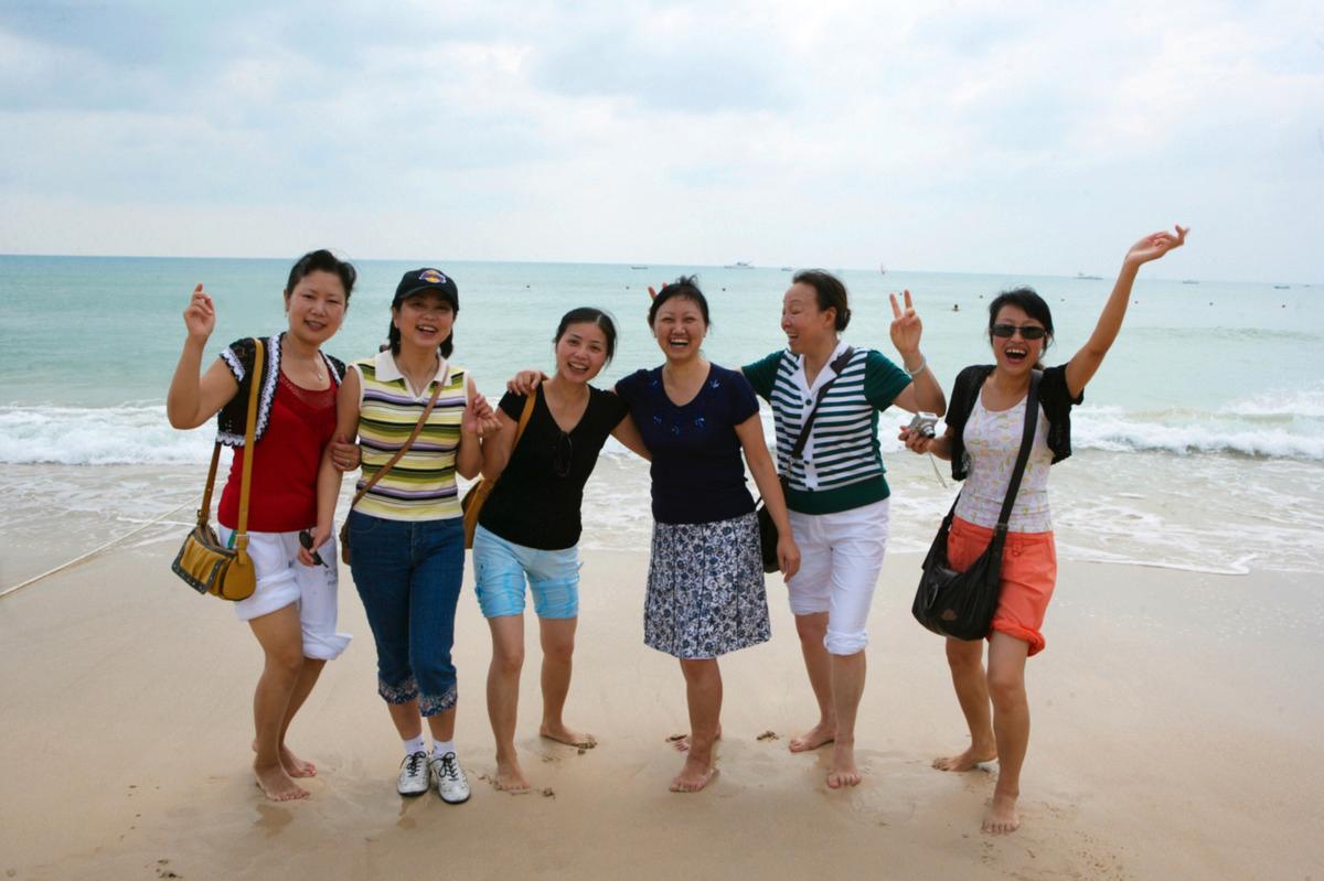 Det här gänget på stranden i Dadonghai ville väldigt gärna bli fotograferat.
