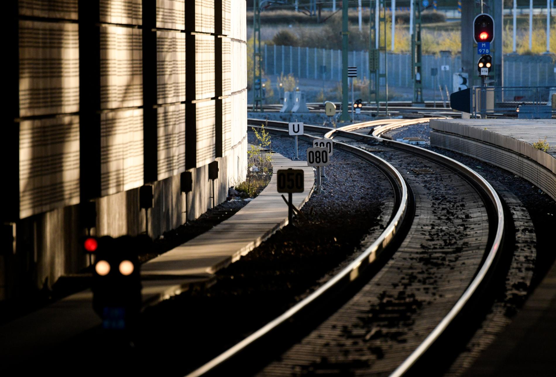 Tågtrafiken har stoppats, först i Enköping och sedan Falköping. Arkivbild.