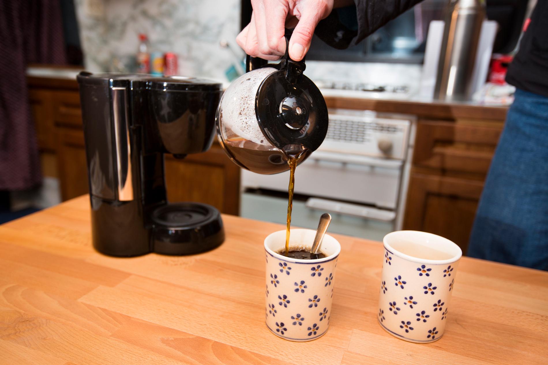 En av fyra kommuner i Sverige erbjuder inte längre gratis kaffe till sina barnskötare eller undersköterskor.