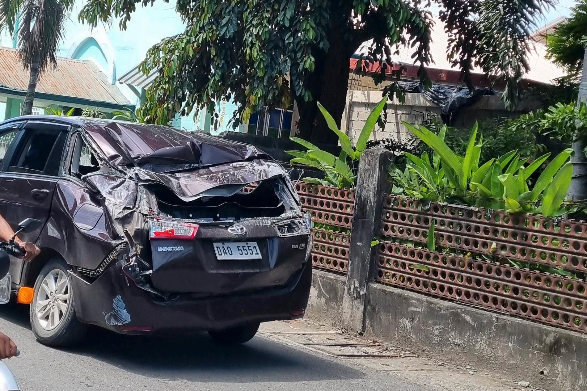 En bil som skadats i det kraftiga skalvet som drabbade Filippinernas huvudö Luzon.