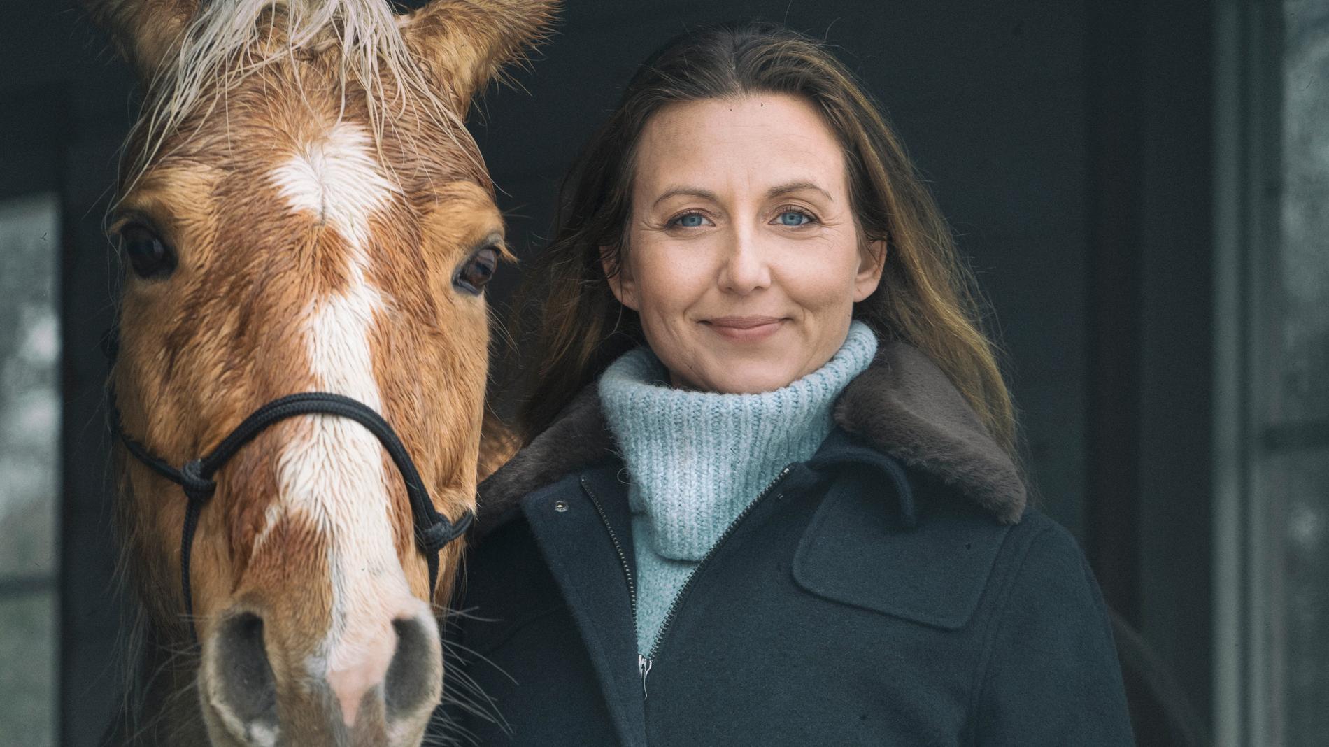 "Jag har levt mer eller mindre hela mitt liv kring hästar, med några få avbrott som jag kallar för mina 'ökenår'", säger Sanna Lundell. Pressbild.
