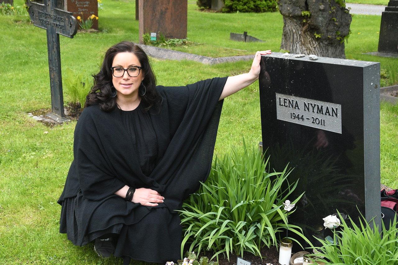 Lisa Nilsson får Lena Nyman-priset. Pressbild.