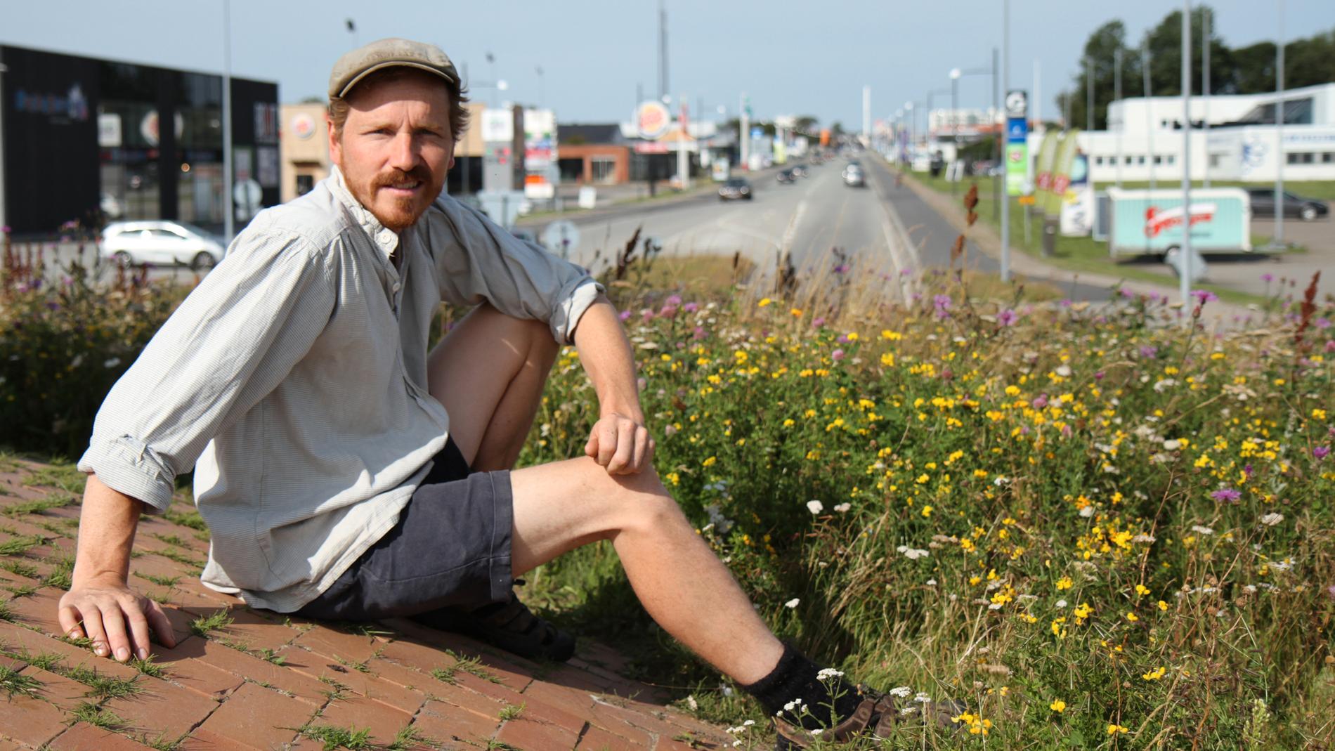 Frank ”Hundra procent bonde” Erichsen säger välkommen till ogräset och tar sig an uppdraget att rädda insekterna i den lilla danska staden Hjörring.