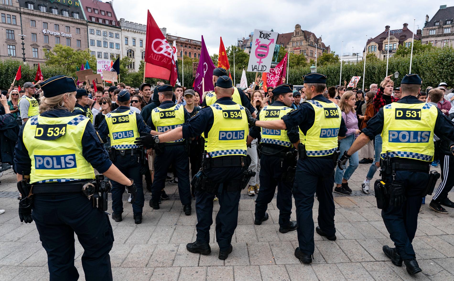 Polisen hade en stor styrka på plats på Stortorget i Malmö för att hålla isär motdemonstranter och anhängare till Alternativ för Sverige.