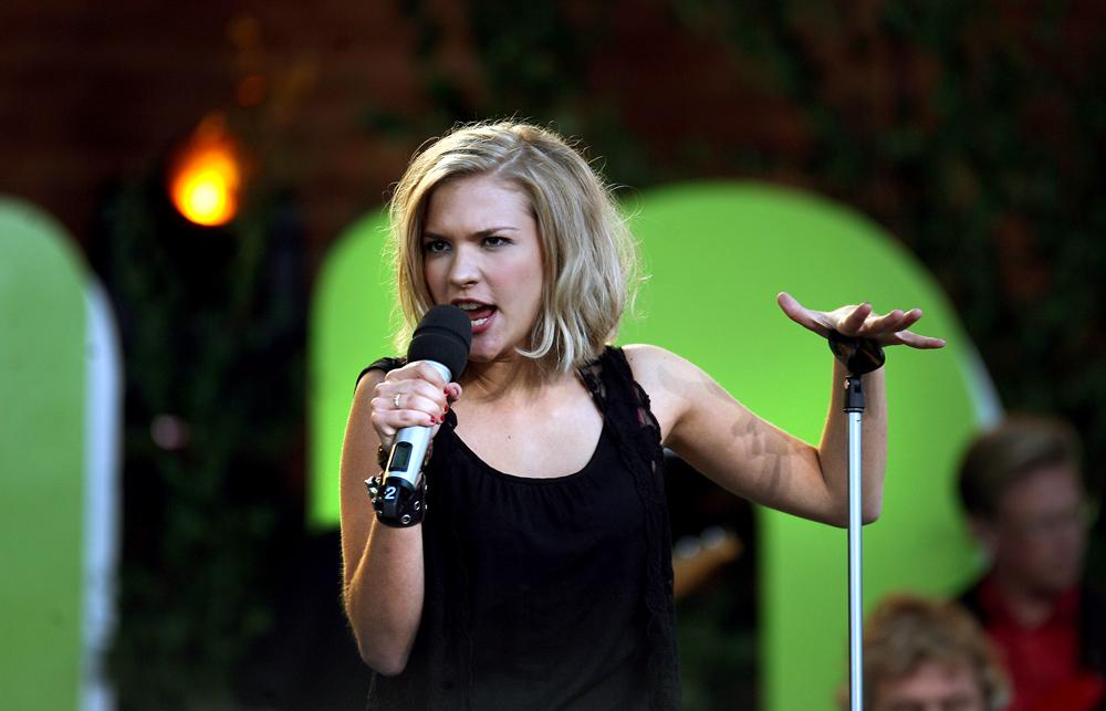 Allsång på skansen 2010. Efter framgången i Idol uppträdde hon bland annat på Skansen...