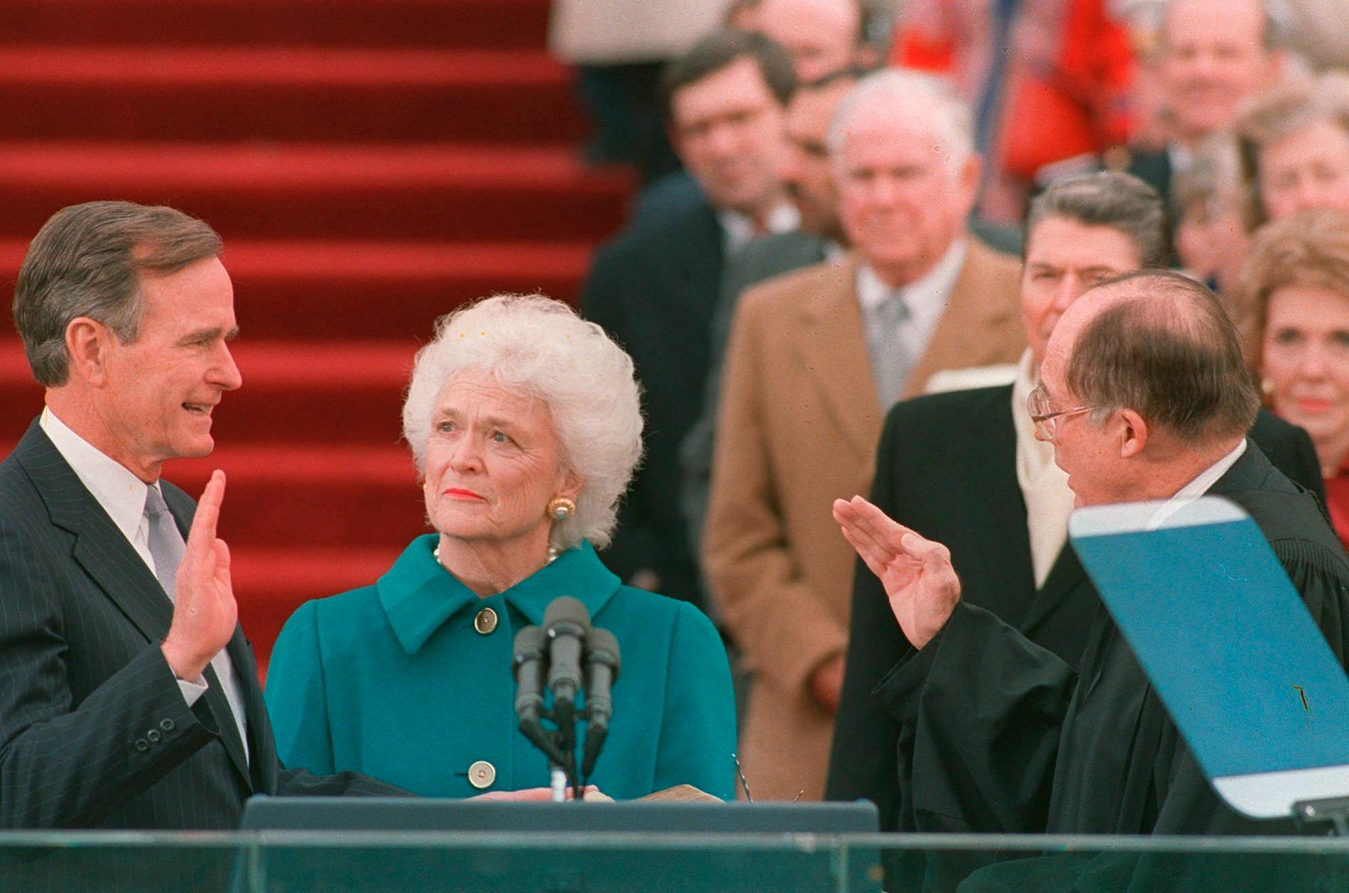 George H W Bush och hans hustru Barbara när han svärs in som president 1989.