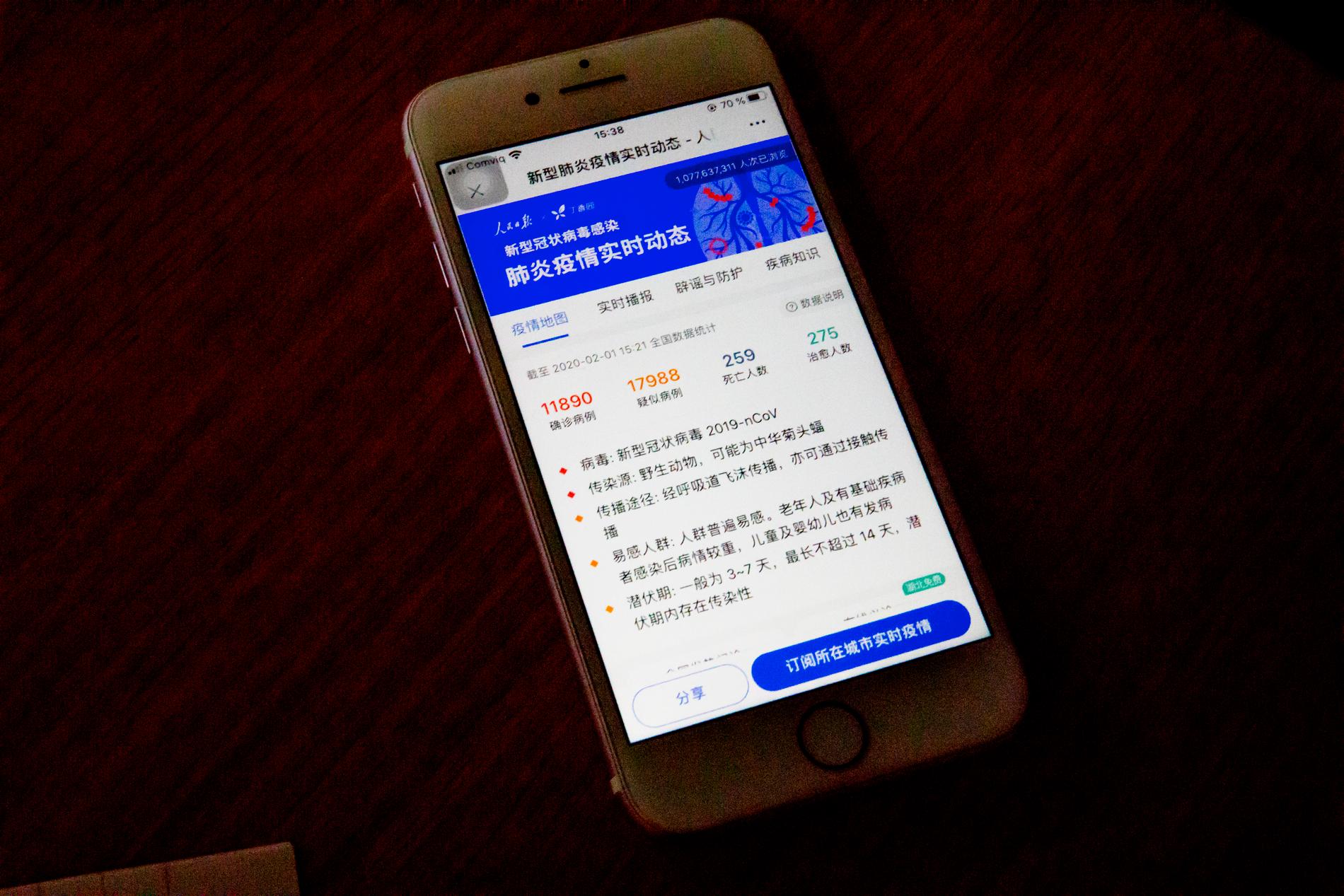 Studenten visar uppdateringar från en kinesiskt informationsbyrå. 