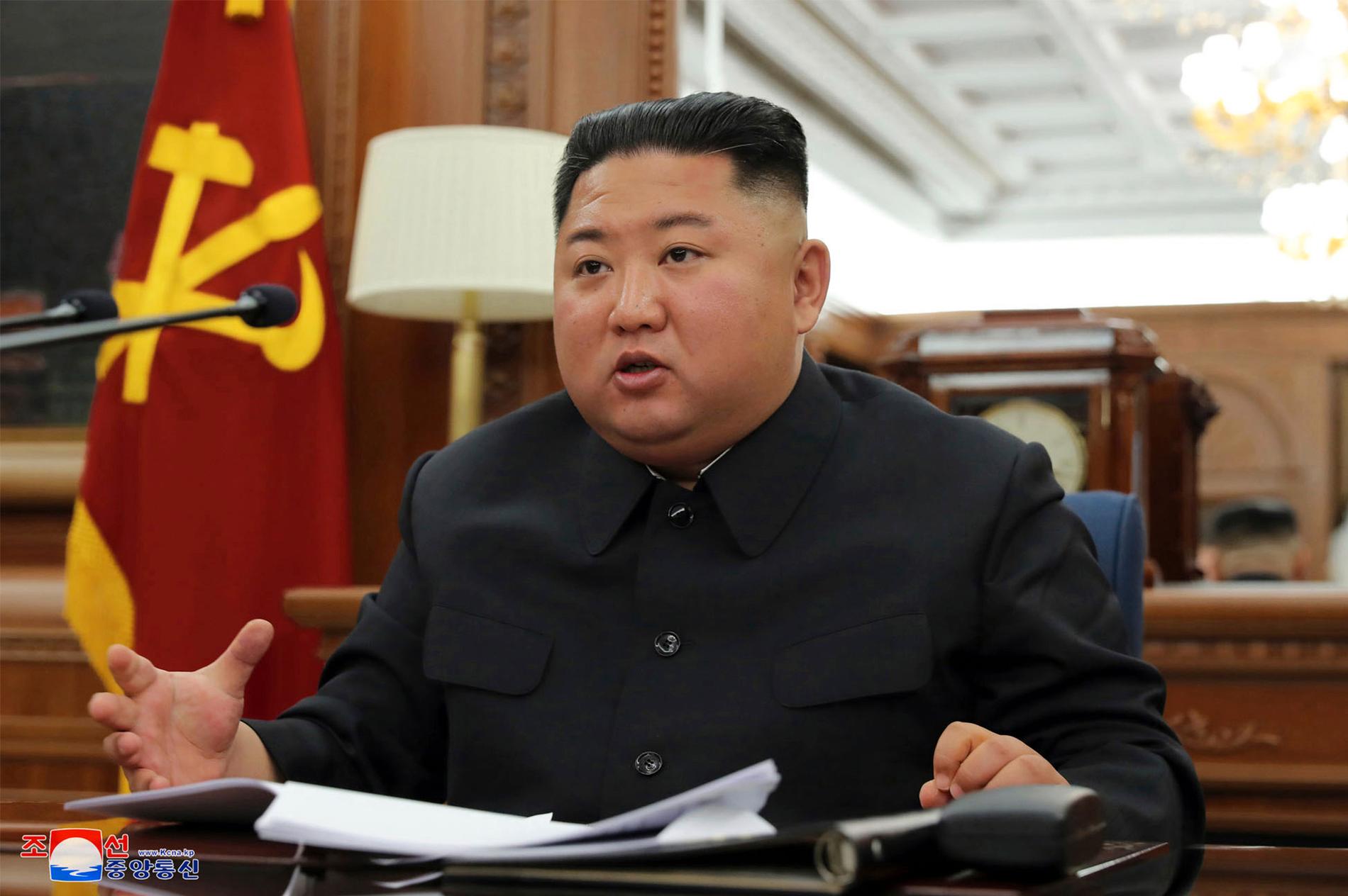 Nordkoreas ledare Kim Jong Un håller partimöte. Bilden släptes av den statliga nyhetsbyrån KCNA på söndagen.