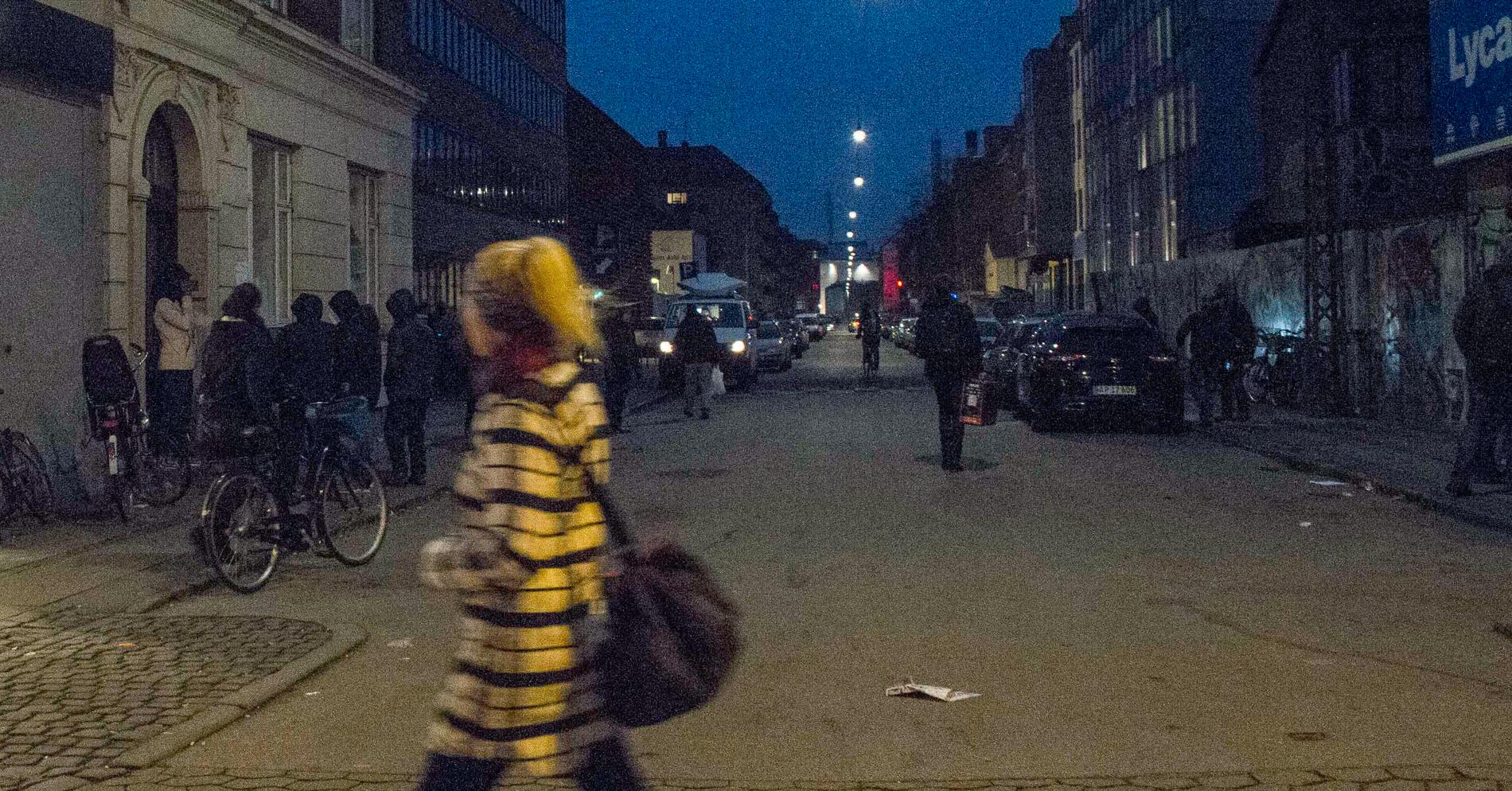 Dansk polis varnar män i ålder 17 till 25 för att vistas utomhus i bland annat Nørrebro.