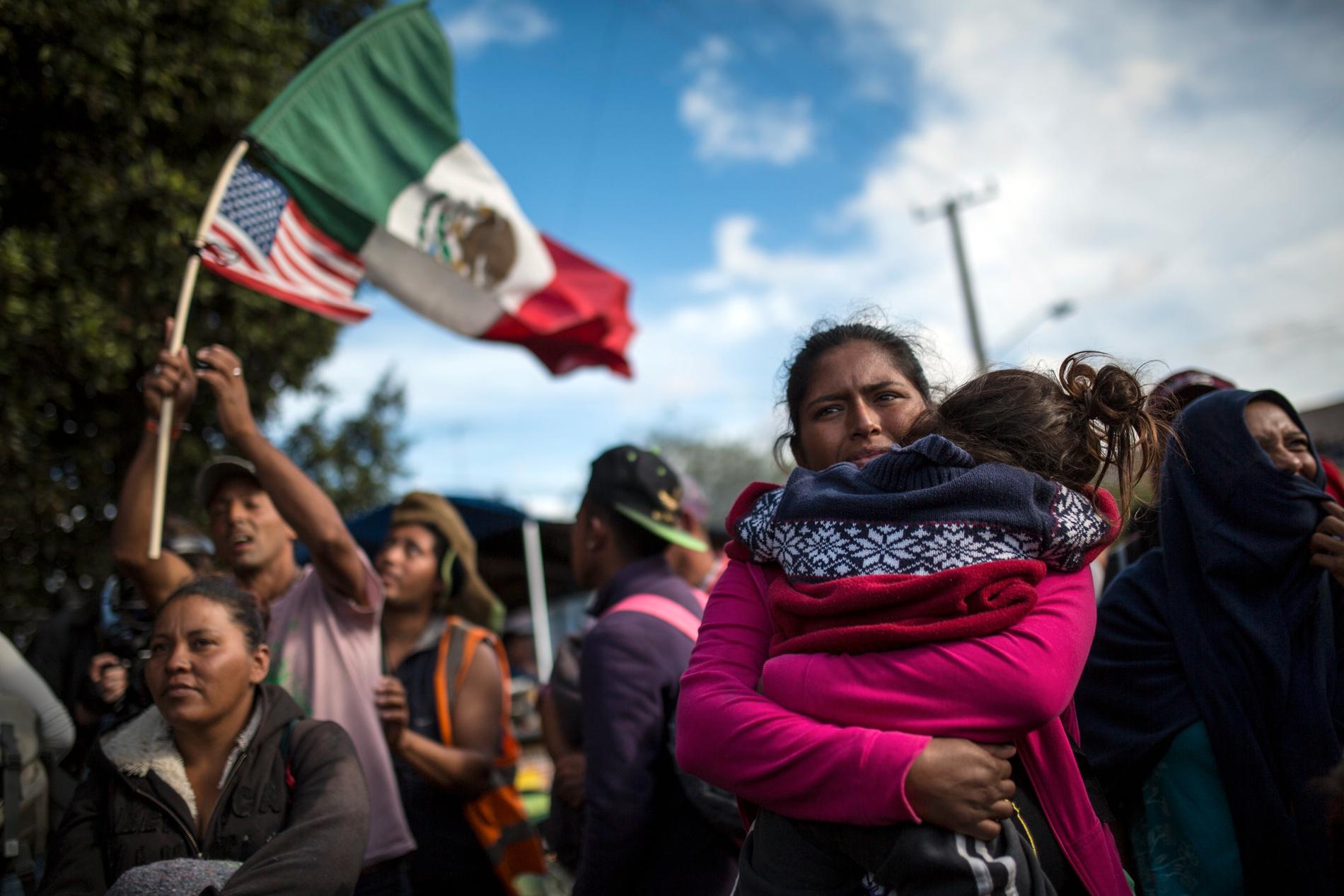 Honduranska migranter vid en manifestation i närheten av gränsövergången El Chaparral i den mexikanska staden Tijuana på torsdagen.