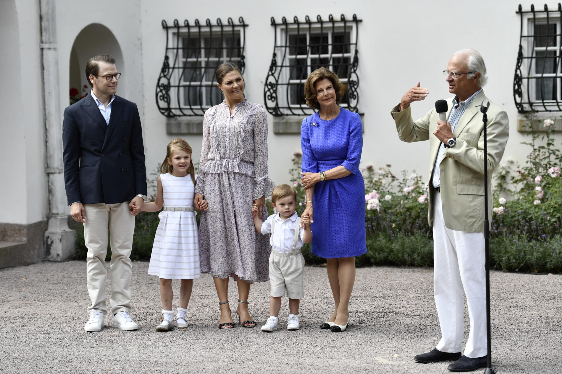 Kung Carl XVI Gustaf håller ett hyllningstal på kronprinsessan Victorias 41-årsdag vid Solliden på Öland.