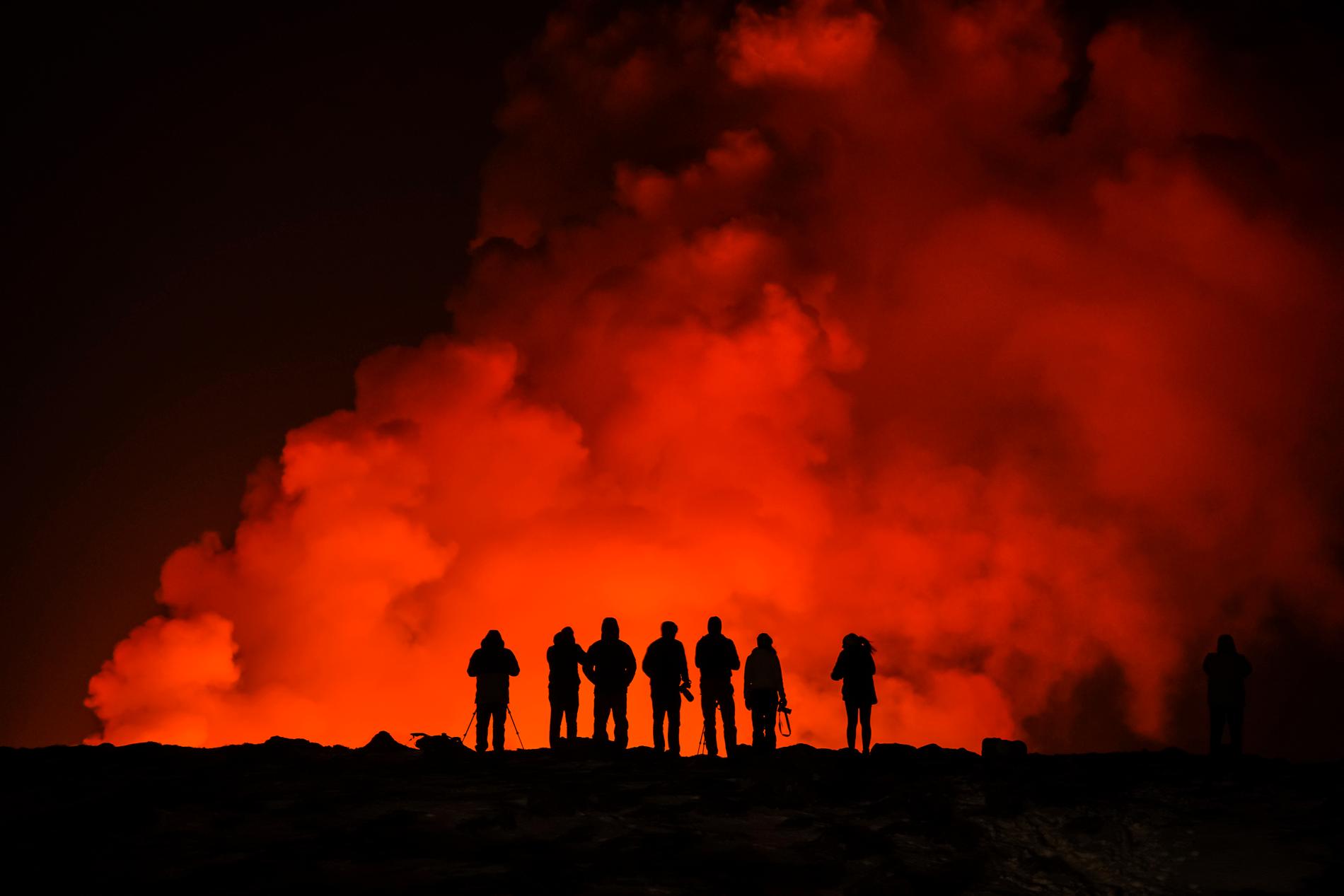 Nyfikna vid det nya vulkanutbrottet vid Sylingarfell norr om Grindavík.
