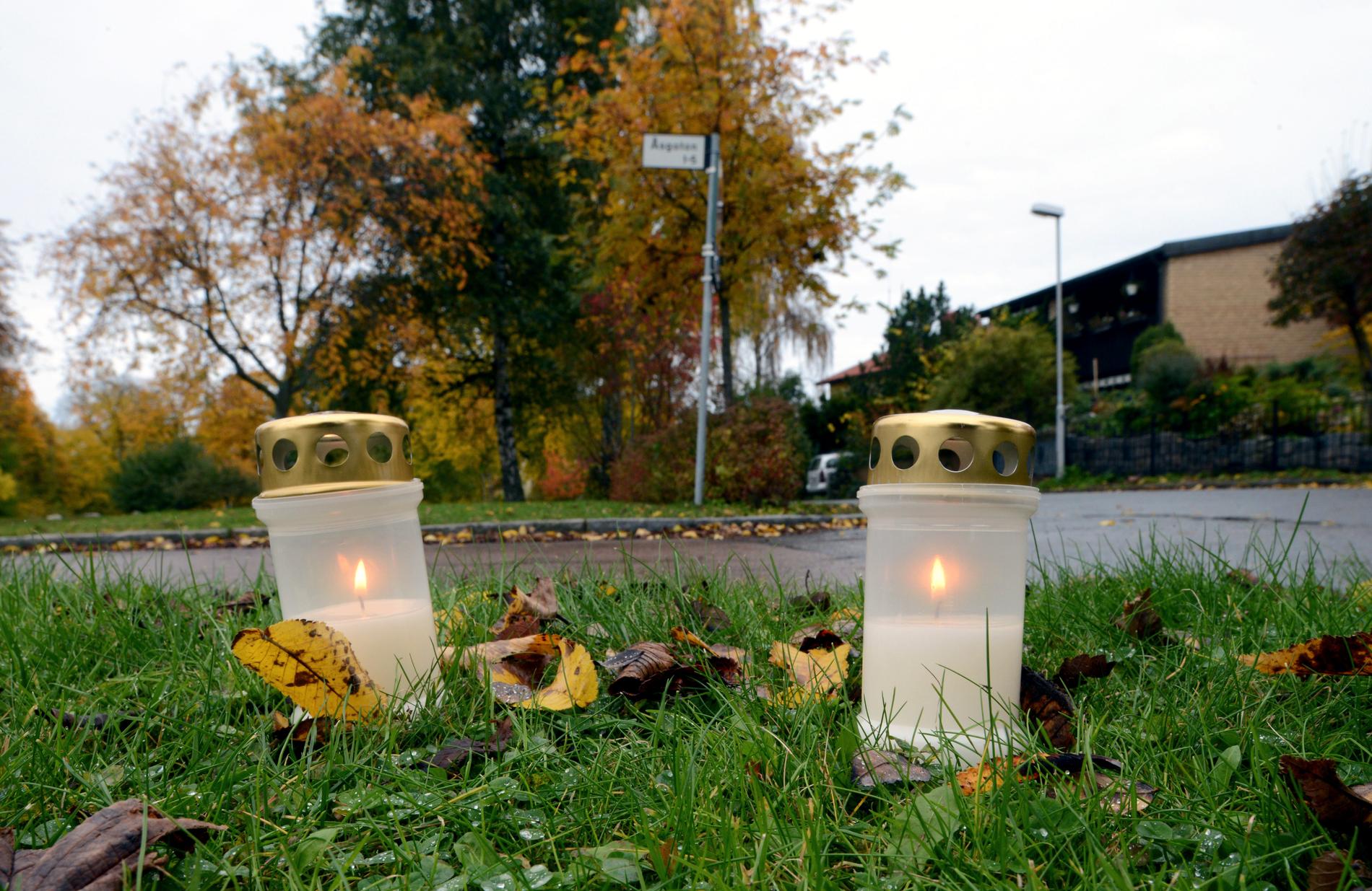 Två tända ljus på platsen för dubbelmordet på Åsgatan i centrala Linköping på åttaårsdagen för mordet. Arkivbild.