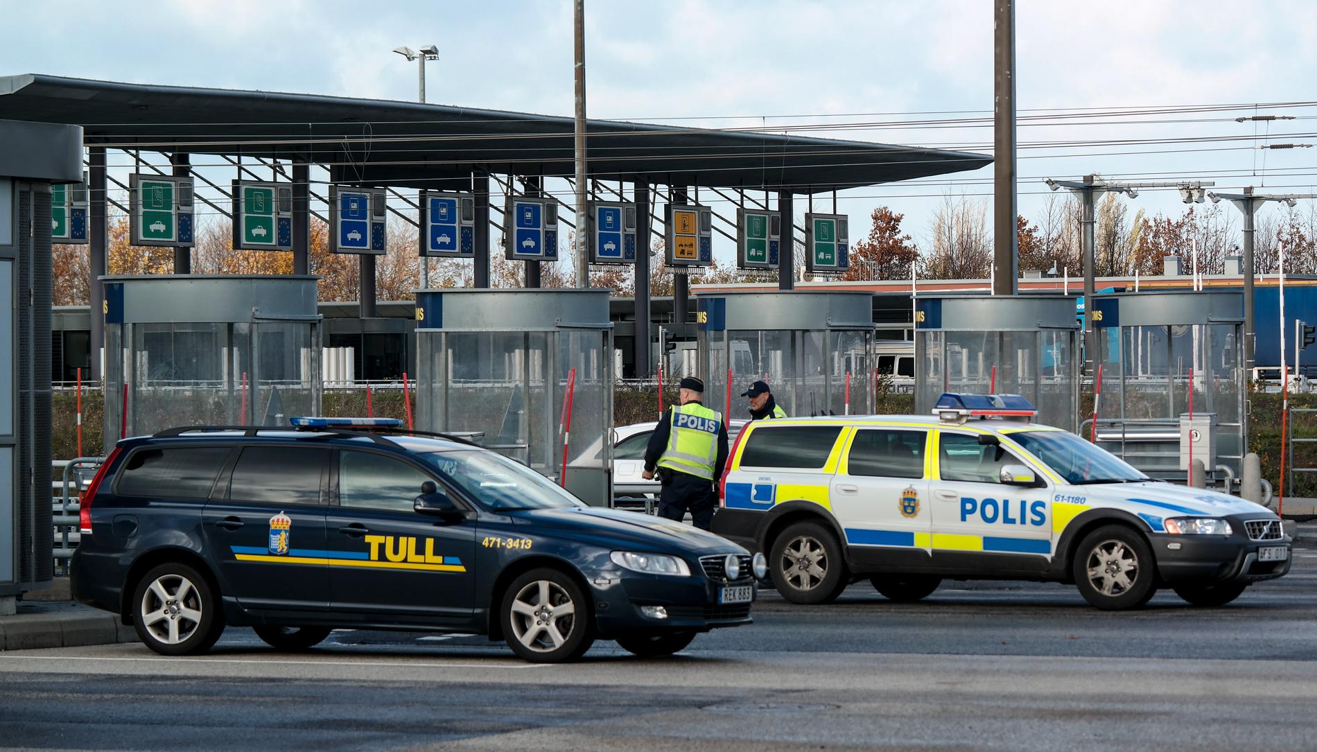 Polisen på plats vid Öresundsbrons betal- och tullstation på Lernacken utanför Malmö. Arkivbild.
