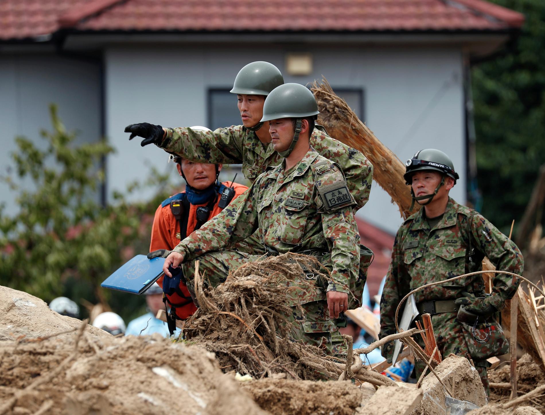 Räddningspersonal och militär letar efter överlevande efter ett jordskrev i staden Kumano i västra Japan. 