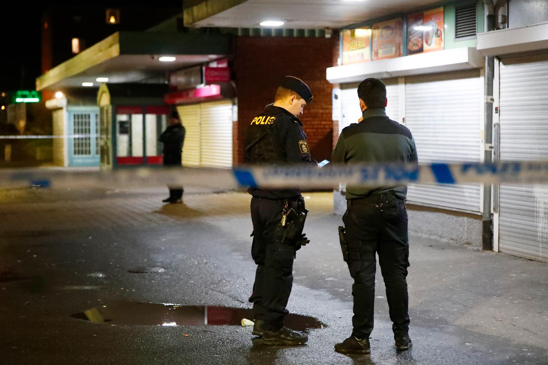 En man har hittats skjuten på Hisingen i Göteborg. 