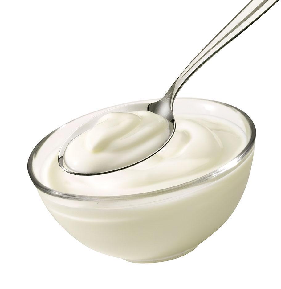 2. Yoghurt lugnar magen De nyttiga bakterierna i yoghurt hjälper maten genom tarmarna och underlättar för kroppen att smälta laktos som annars kan skapa gaser.