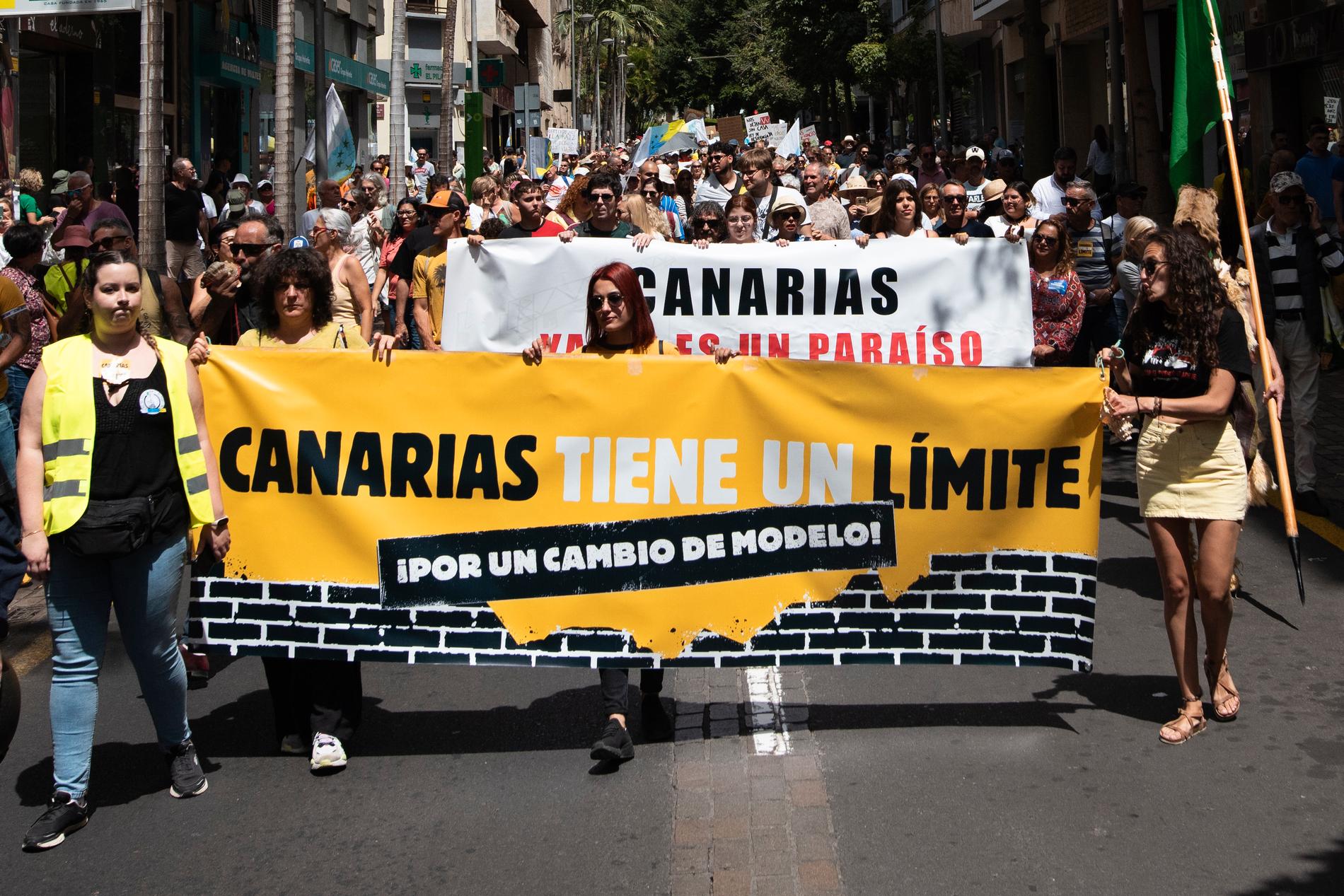 Demonstration i Santa Cruz de Tenerife på söndagen. På banderollen står det "Kanarieöarna har en gräns".