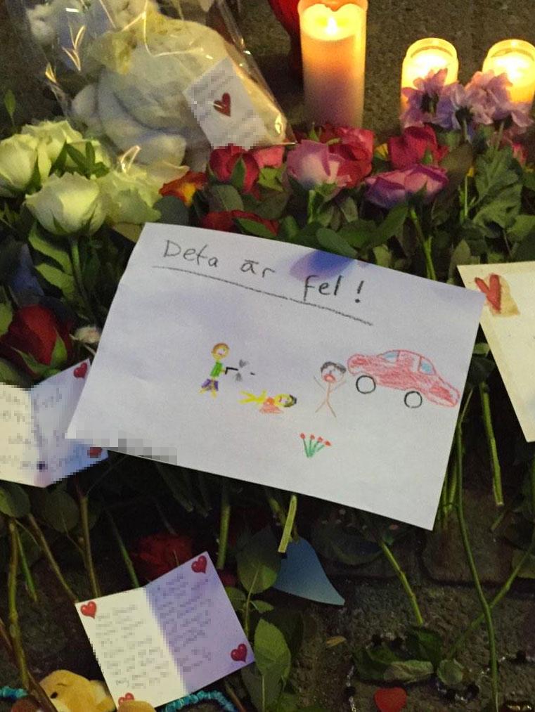 En teckning på platsen där sörjande lagt ner blommor, ljus och hyllningar.