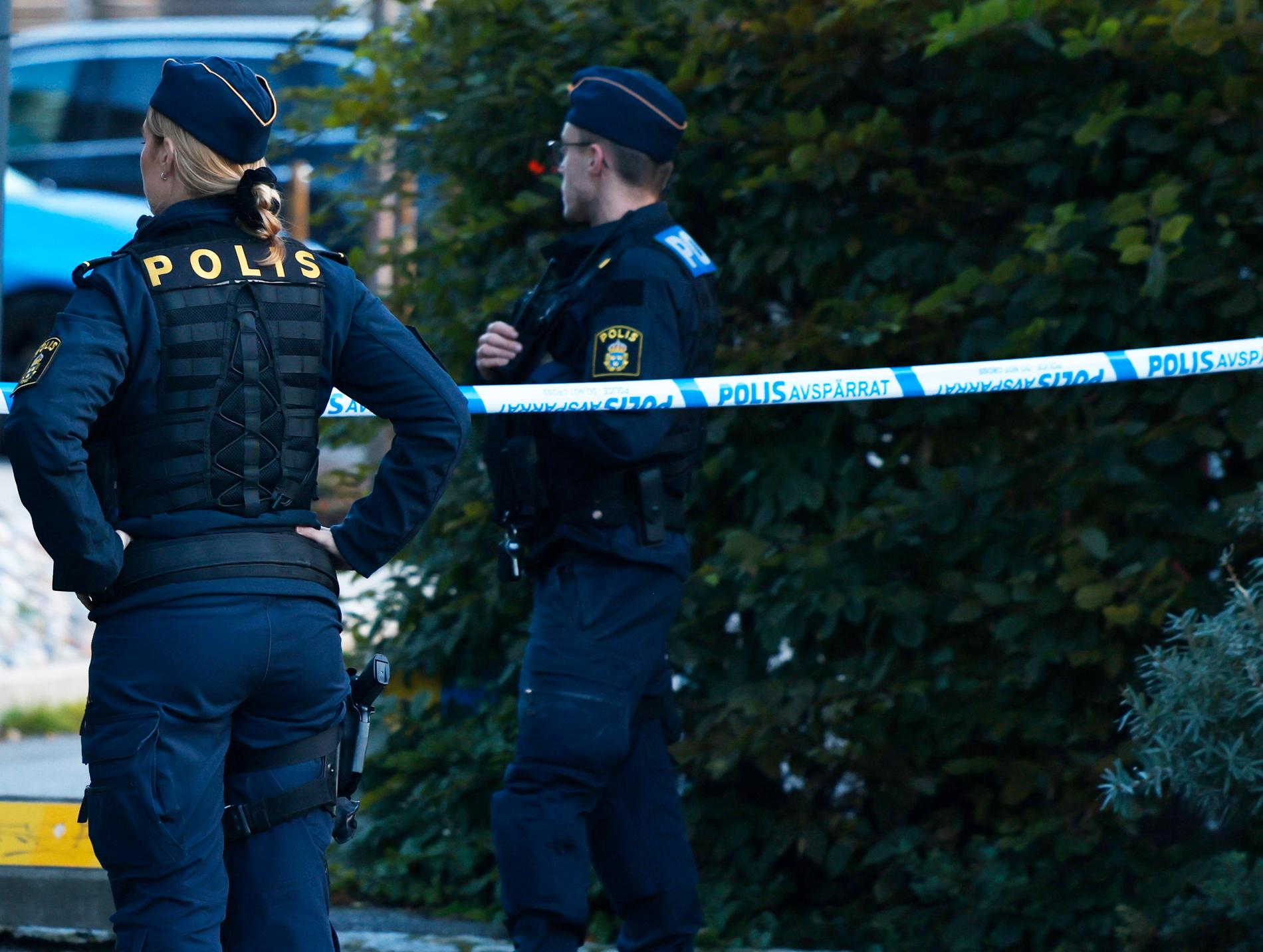 Poliser på plats i Tullinge efter att två kvinnor skjutits ihjäl. 