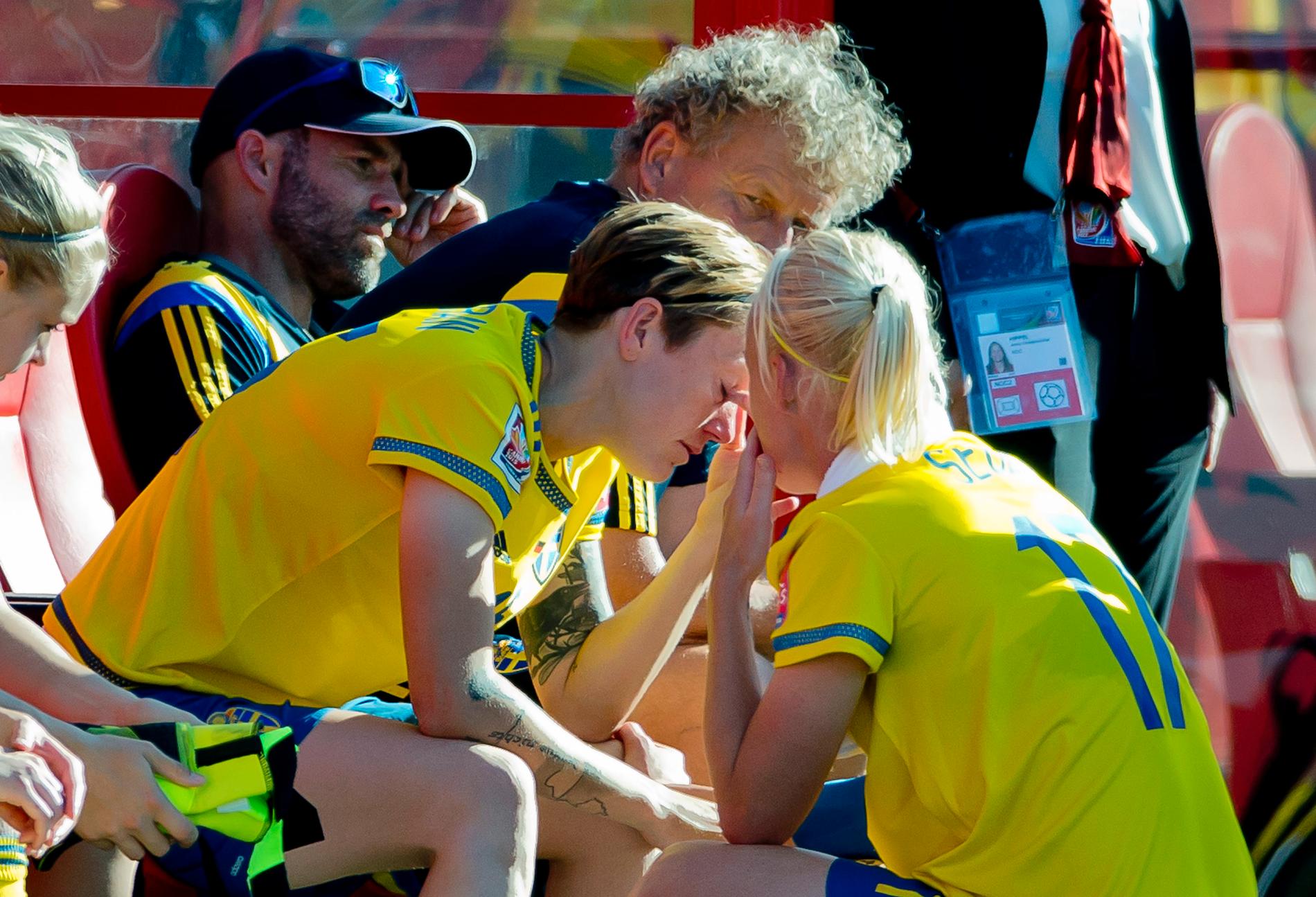 Therese Sjögran och Caroline Seger tröstar varandra efter förlusten.