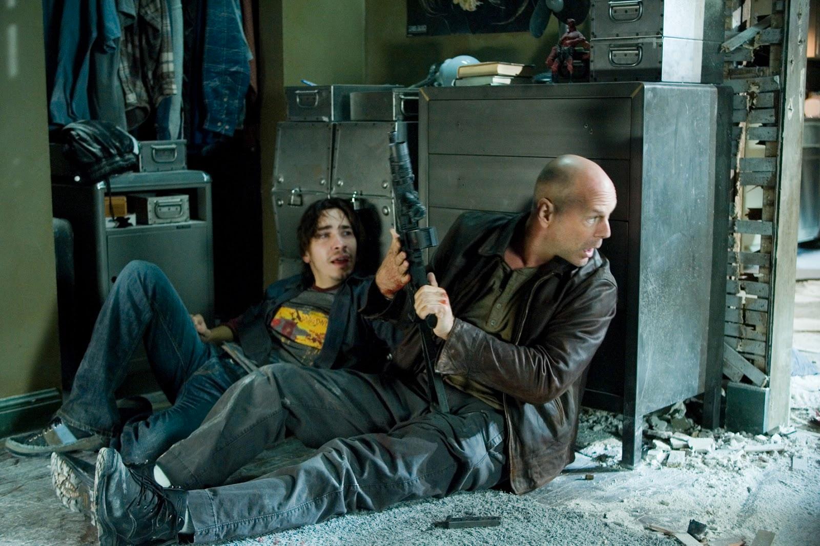 I ”Die hard 4.0” (2007) jagade McClane cyberterrorister (tillsammans med Justin Long).