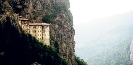 Det flera tusen år gamla Sümelaklostret som ligger utanför staden Maçka, fem mil från Trabzon, är en stor turistattraktion.