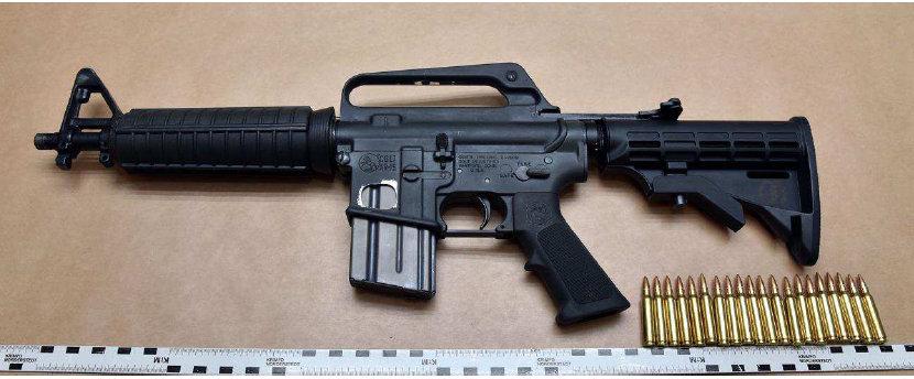 Ett halvautomatiskt vapnen av märket Colt AR-15. Vapnet på bilden är inte det som den unge mannen gömt i lägenheten.