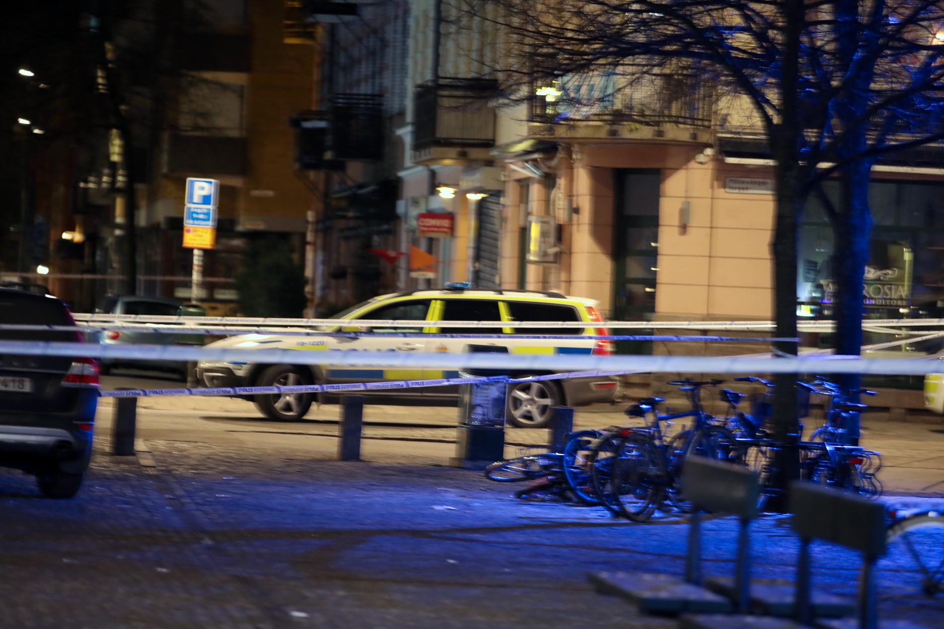 Polis på plats vid vid Möllevångstorget.
