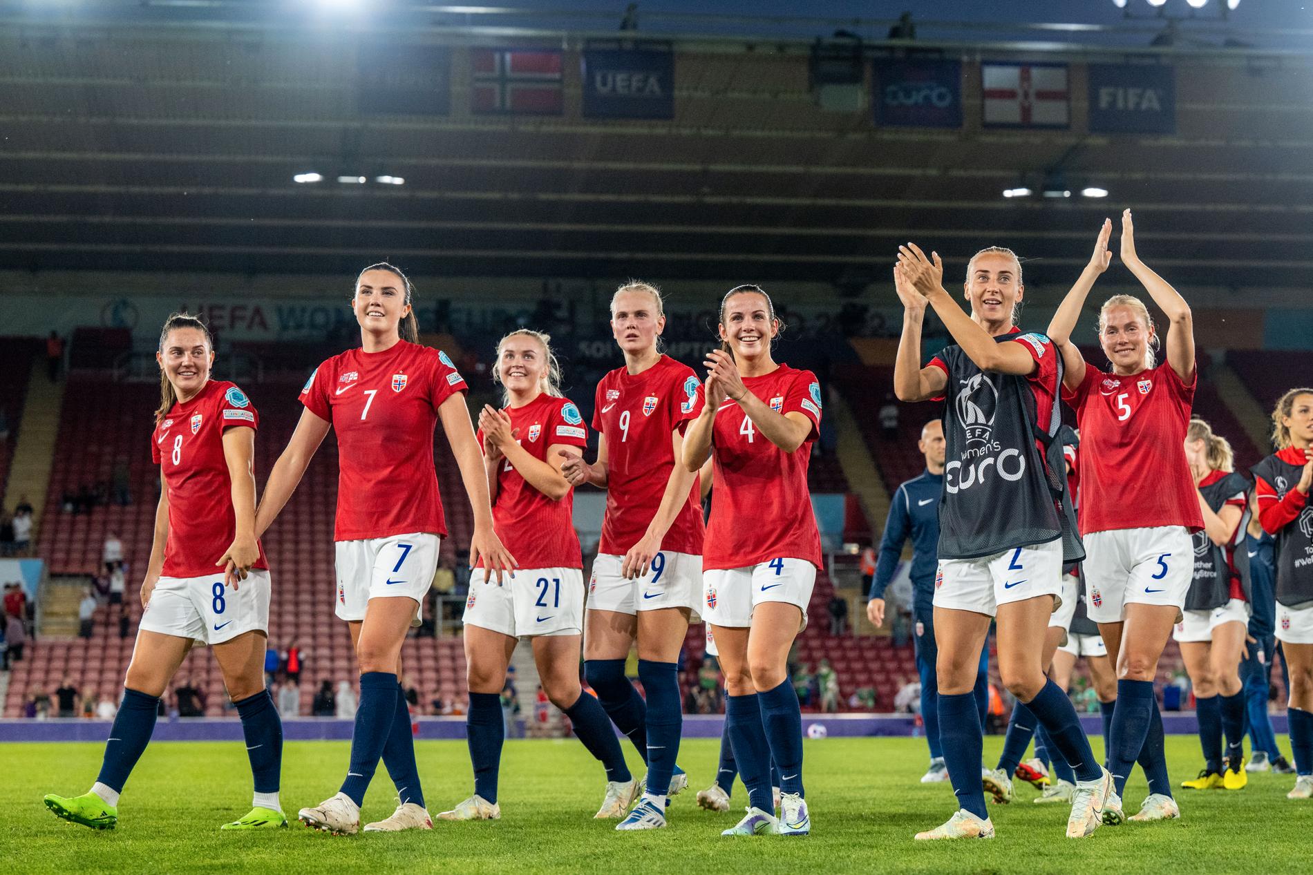 Norska landslaget firar efter 4–1-segern mot Nordirland. 