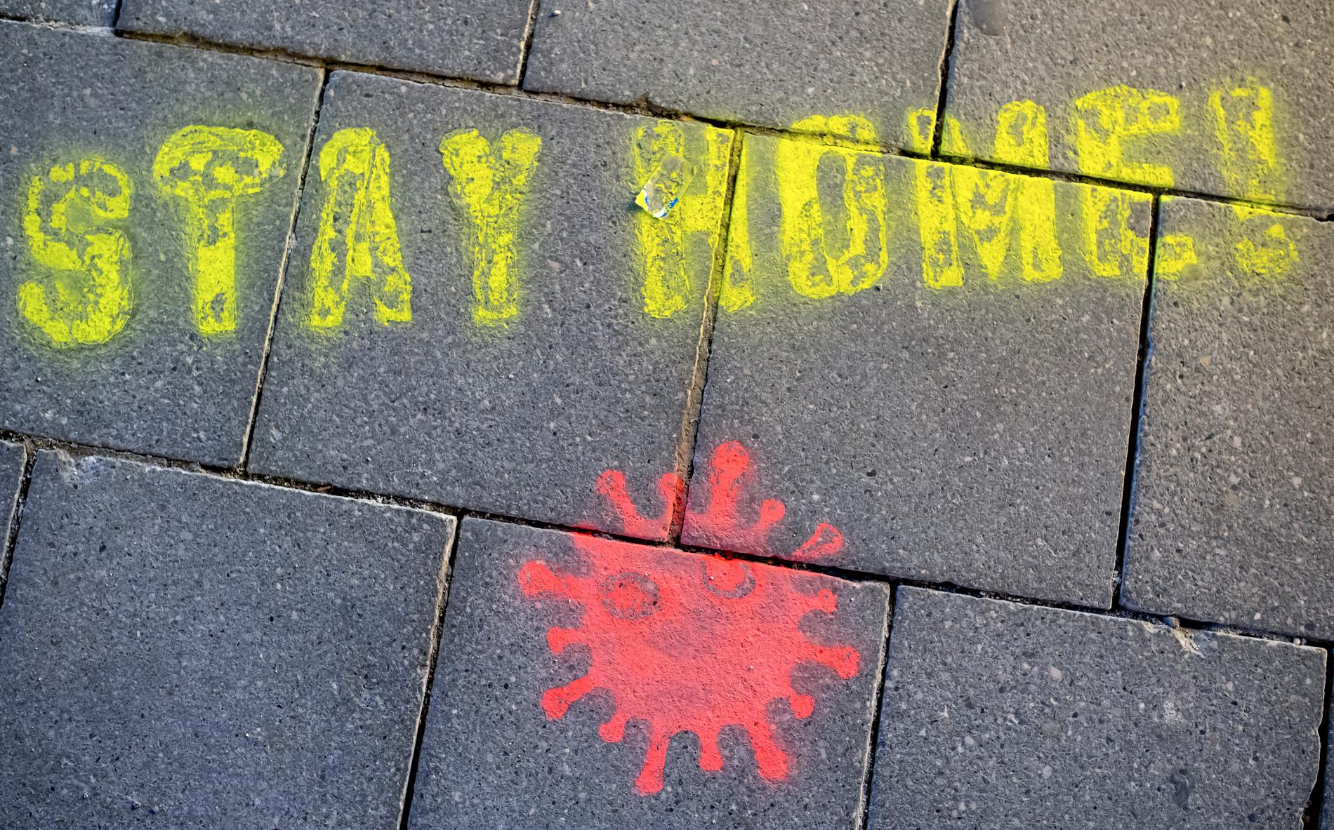 "Stanna hemma!". Uppmaningen har sprejats på asfalten i München i Tyskland.