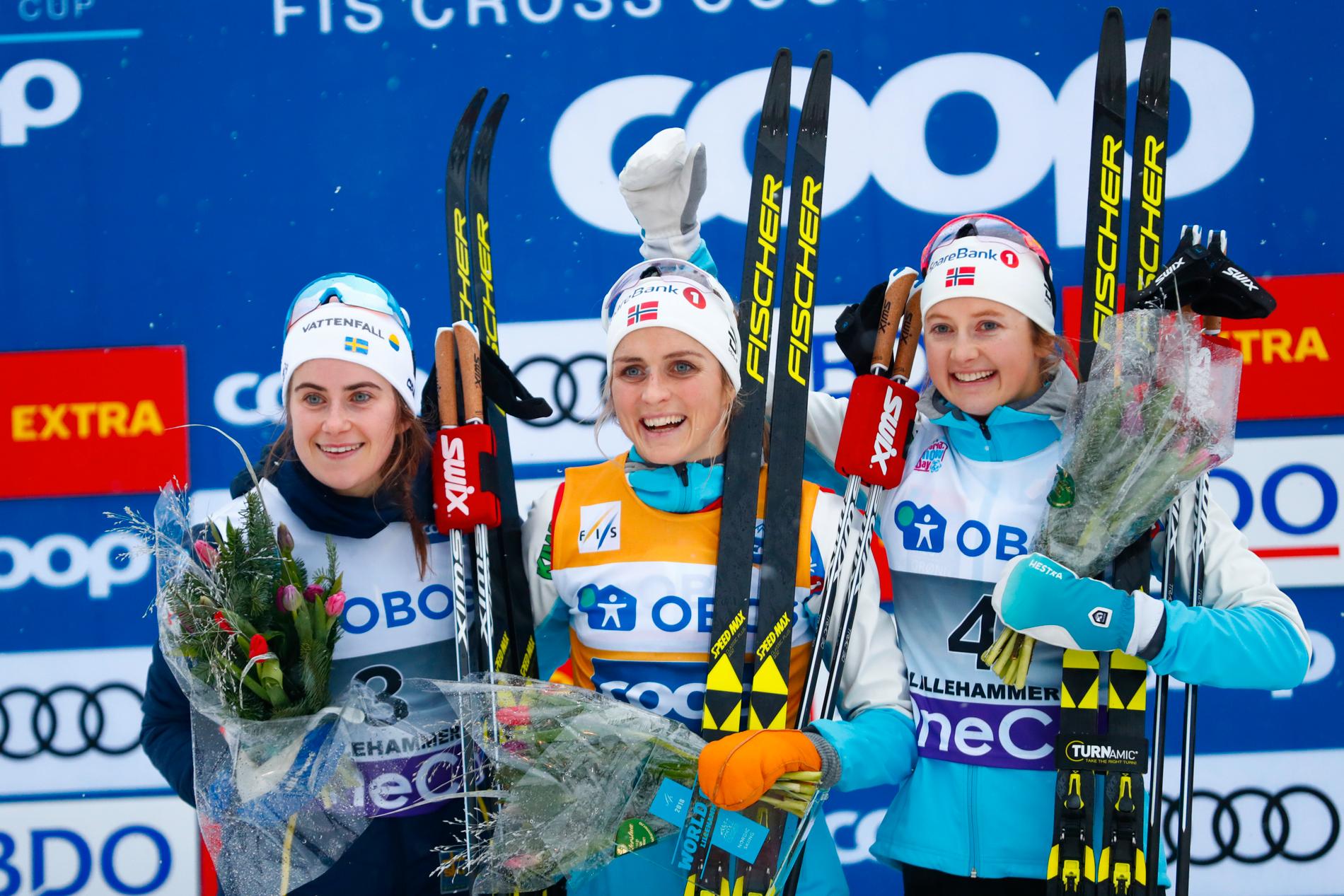 Ebba Andersson, Therese Johaug och Charlotte Kalla på pallen.