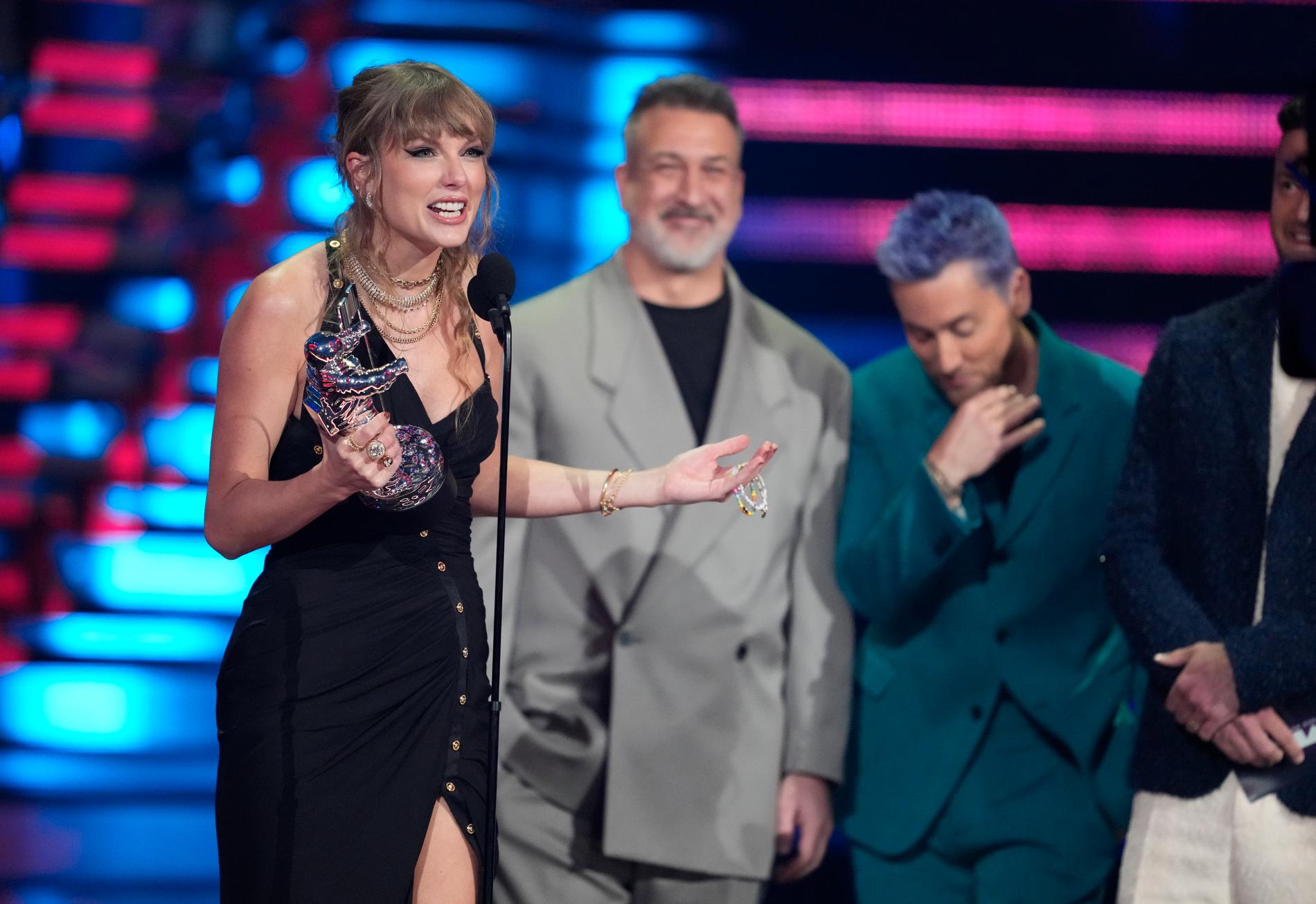 Taylor Swift, vem annars, fick pris för bästa poplåt för "Anti-Hero" på MTV-galan i Newark utanför New York. Prisutdelare: det för kvällen återförenade pojkbandet NSYNC.