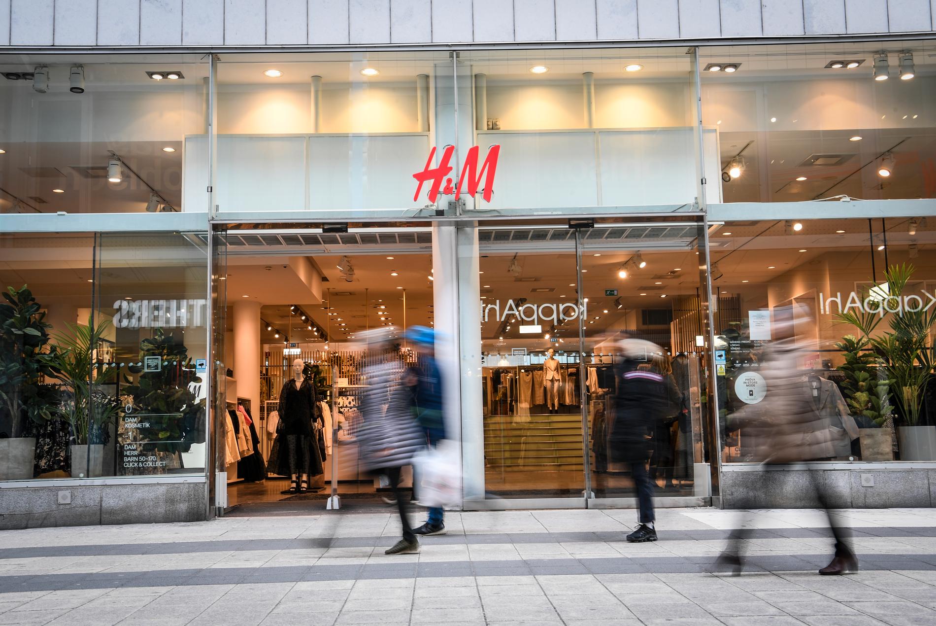 H&M vill göra sig av med personal i sina svenska butiker. 