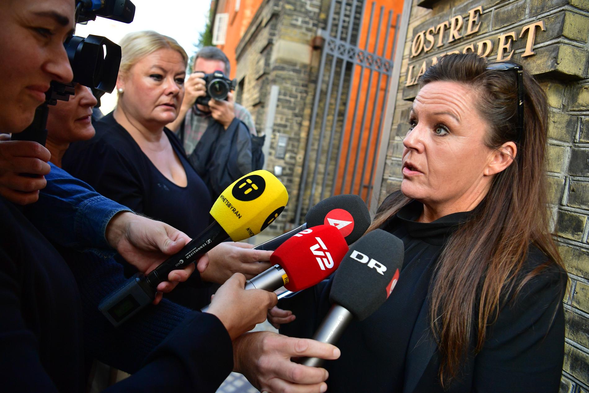 Advokat Betina Hald Engmark på väg till Østre landsret i samband med rättegångsstarten mot morddömde Peter Madsen förra veckan.