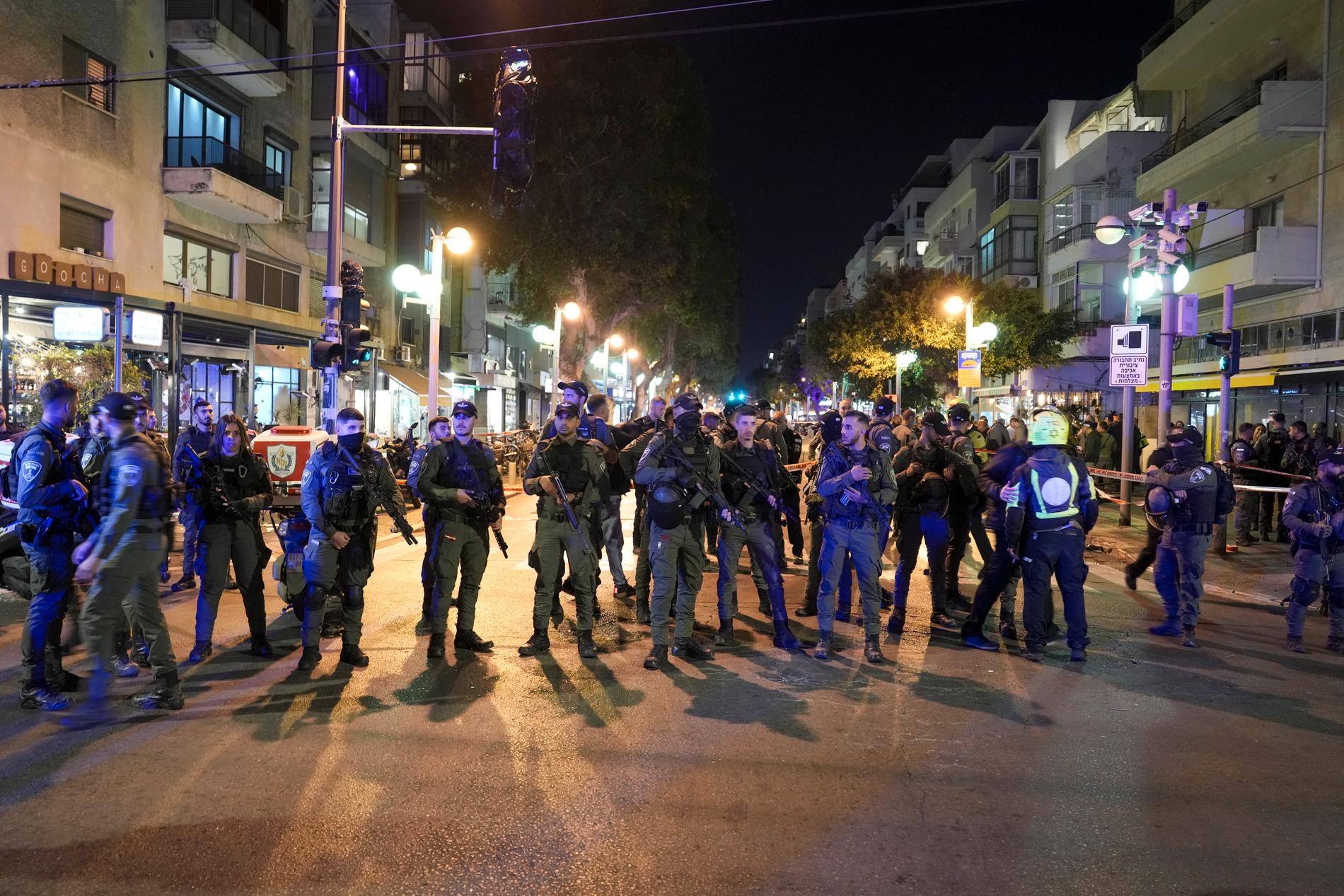 Israelisk polis blockerar den plats i Tel Aviv där tre personer besköts under torsdagen. Ett person är död efter skjutningen.