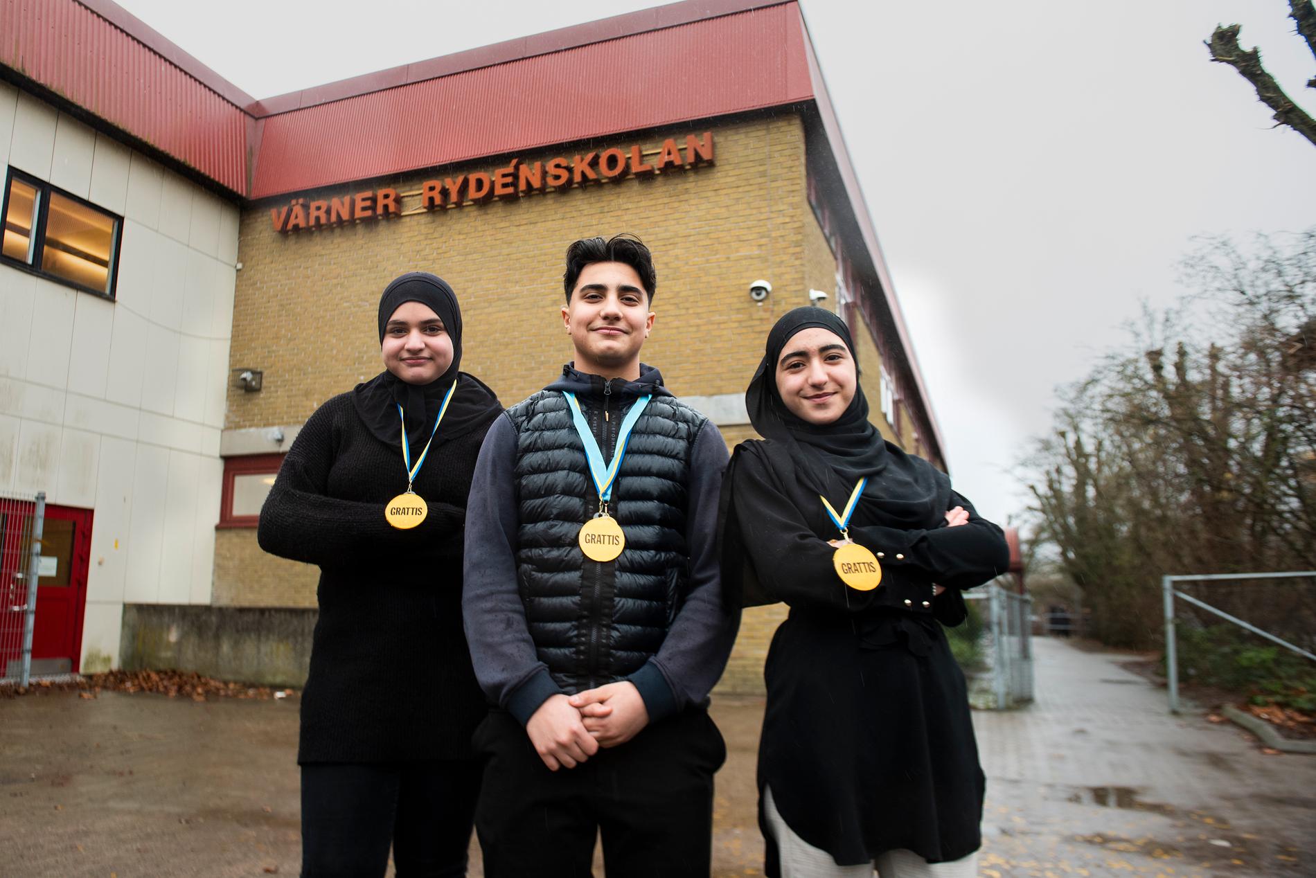  Ibtisam Jaber, Zain Tayeh och Zainab Eliwy på Värner Rydénskolan vinner Unga journalistpriset 2022. 