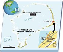 huvudön Korallön Funafuti är Tuvalus huvudö och innesluter en lagun med sin atoll av småöar och klippor. På ön ligger landets huvudstad med samma namn som sträcker sig 11 kilometer på längden och som mest 500 meter på bredden. Här finns Tuvalus ekonomiska, politiska och kommersiella centrum. GRAFIK: PAUL WALLANDER