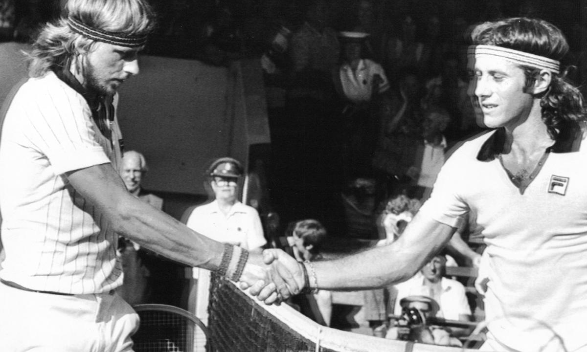 Björn Borg och Guillermo Vilas hälsar i Wimbledon 1976.